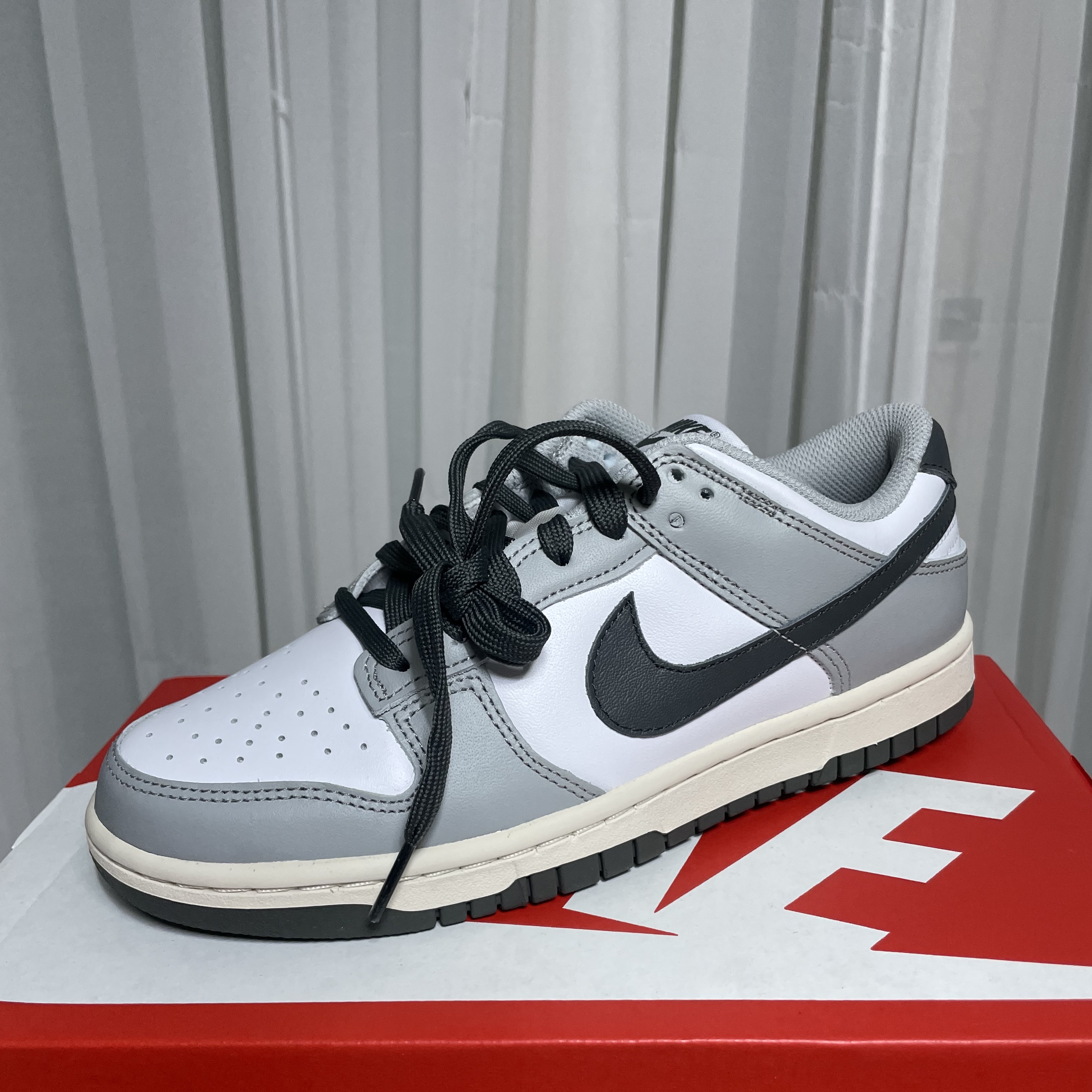 (W) Nike Dunk Low Light Smoke Grey 착용 스타일 - 1