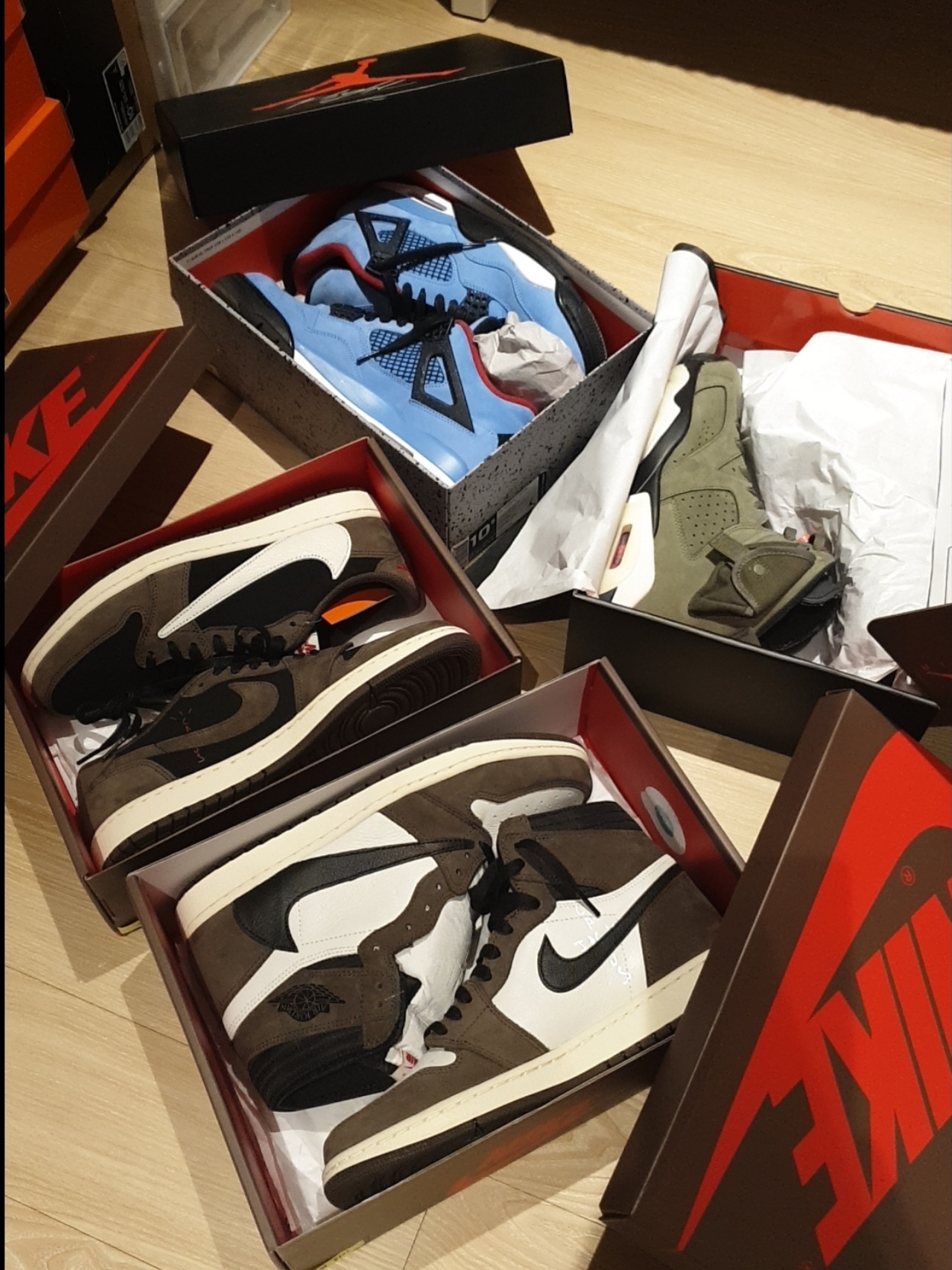 Jordan 4 Retro OG White Cement 2016, Jordan 1 x Travis Scott Retro High OG SP Mocha 착용 스타일 - 2