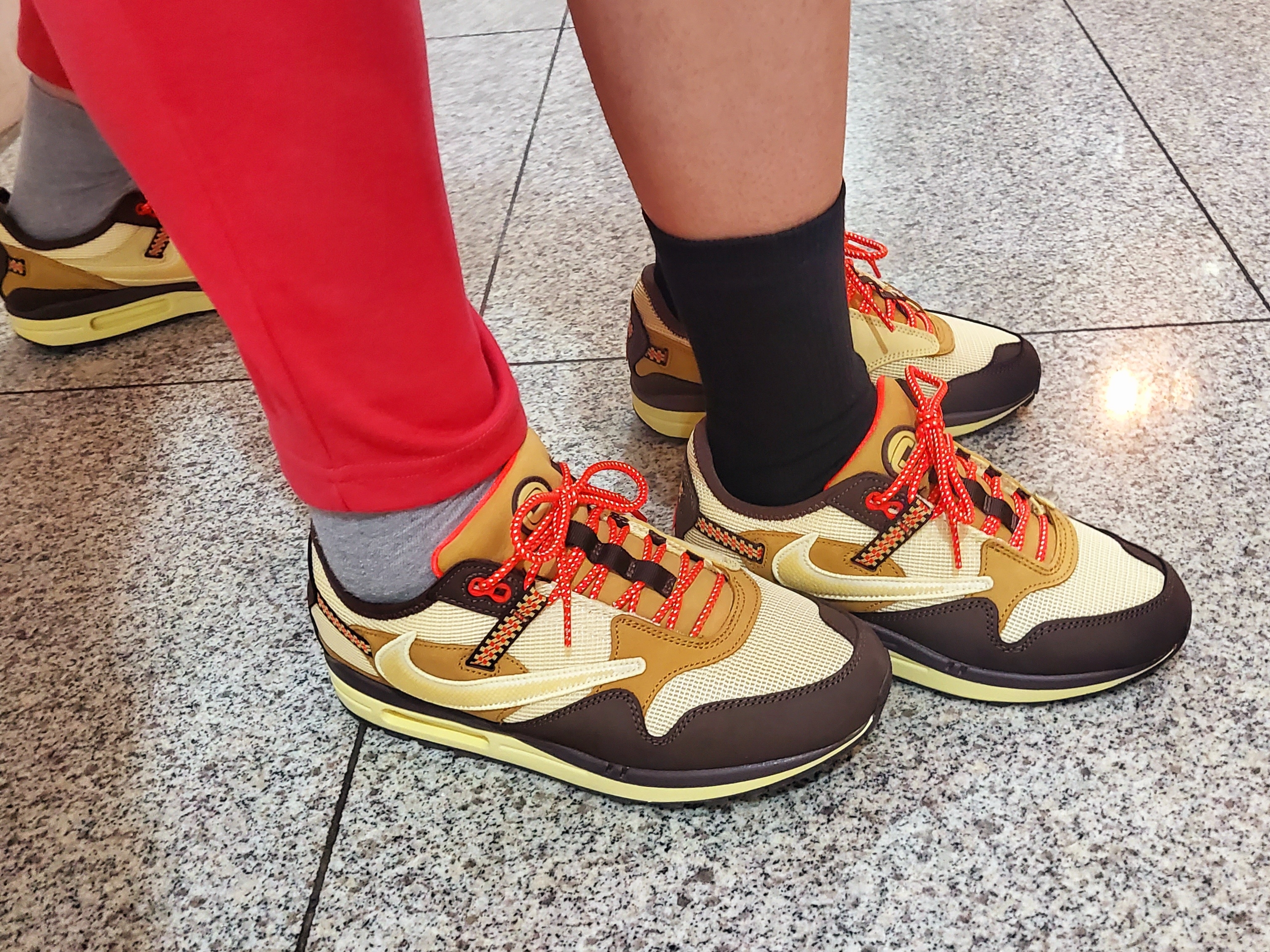 Nike x Travis Scott Air Max 1 Cact.us Brown 착용 스타일 - 1