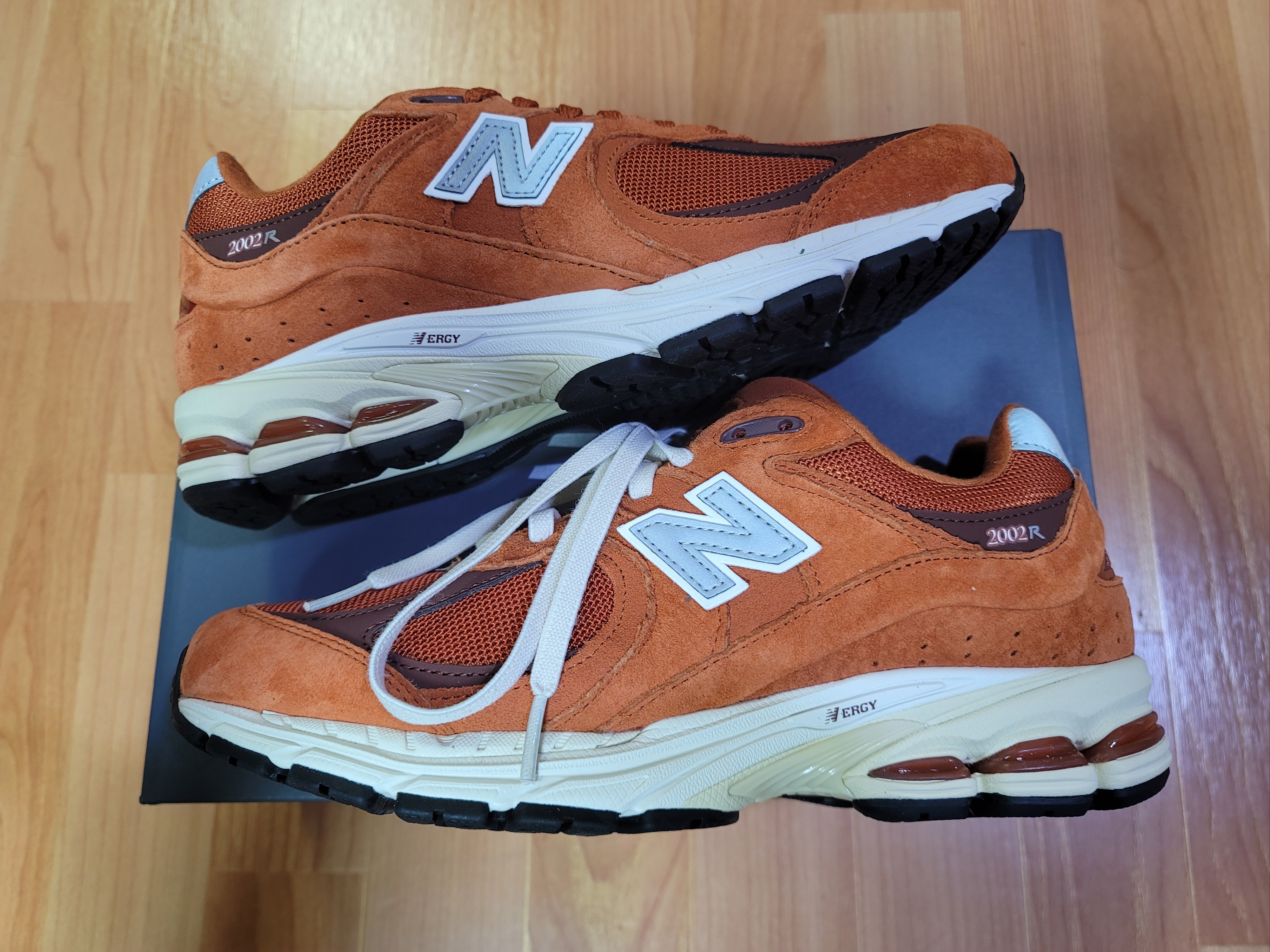 New Balance 2002R Rust Oxide 착용 스타일 - 2