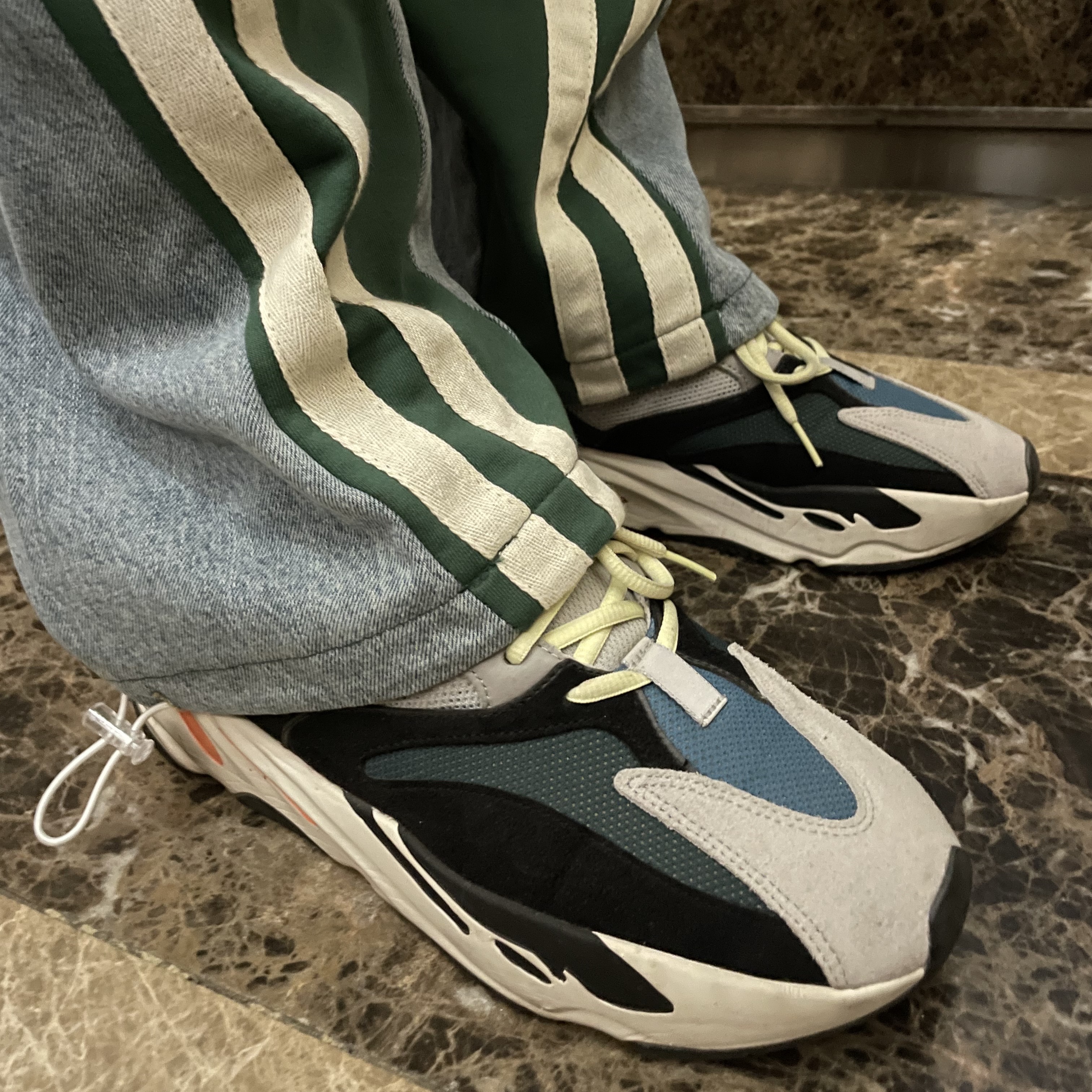 Adidas Yeezy Boost 700 Wave Runner Solid Grey 2021/2022 착용 스타일 - 2