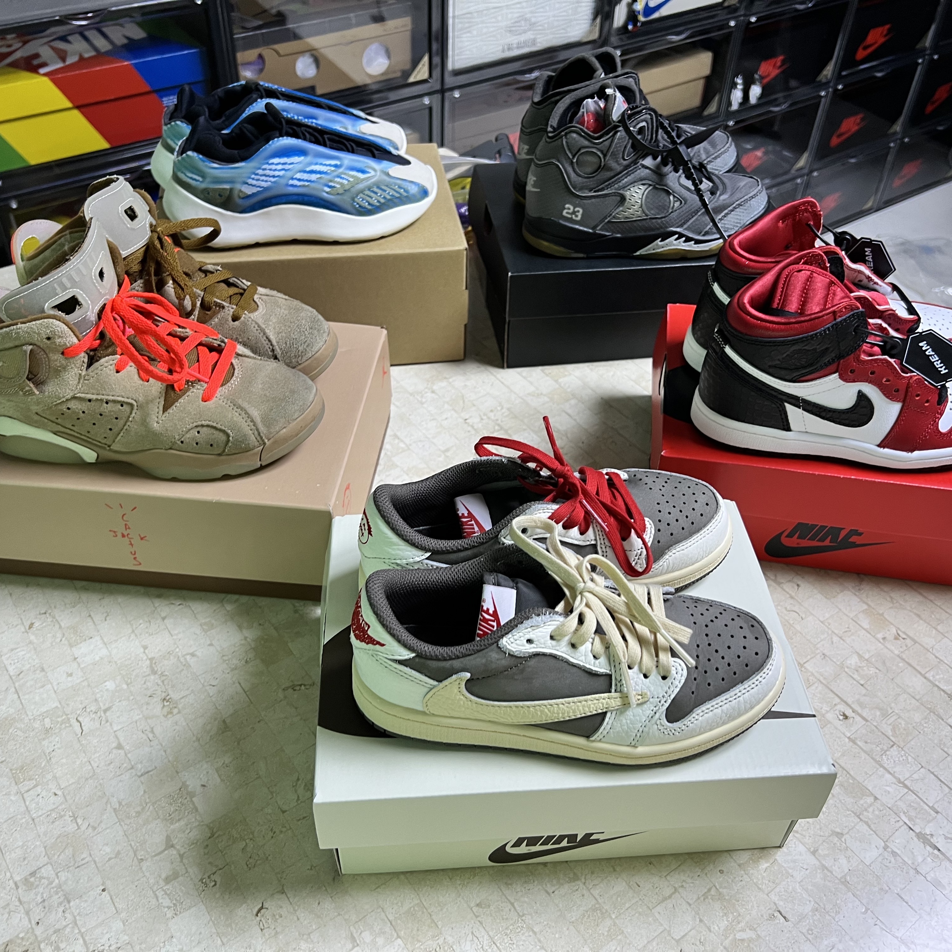 (PS) Jordan 1 x Travis Scott Retro Low OG SP Sail and Ridgerock, (PS) Jordan 6 x Travis Scott Retro SP British Khaki 착용 스타일