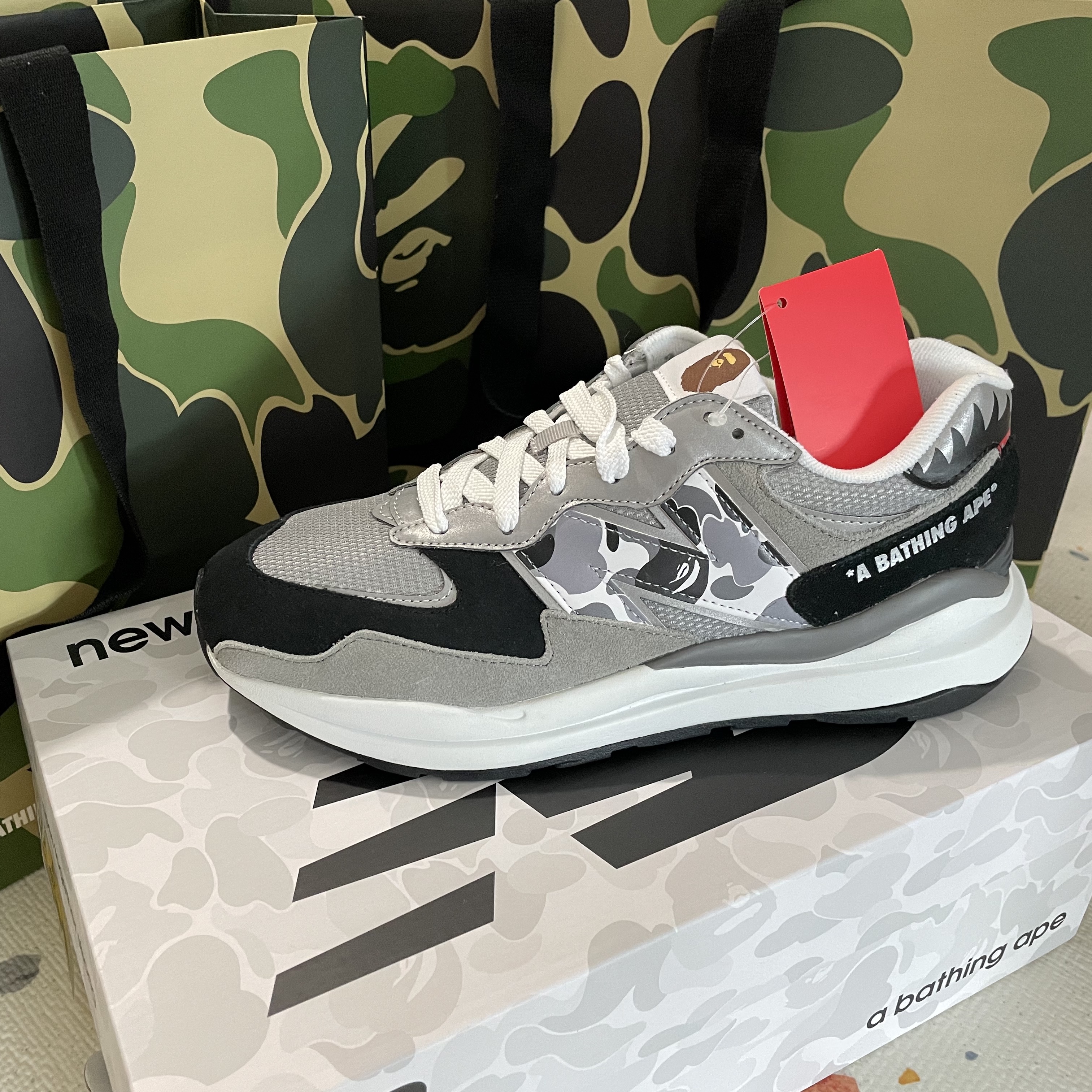New Balance x BAPE 5740 Grey, New Balance x BAPE 5740 Grey (Special Box) 착용 스타일 - 1