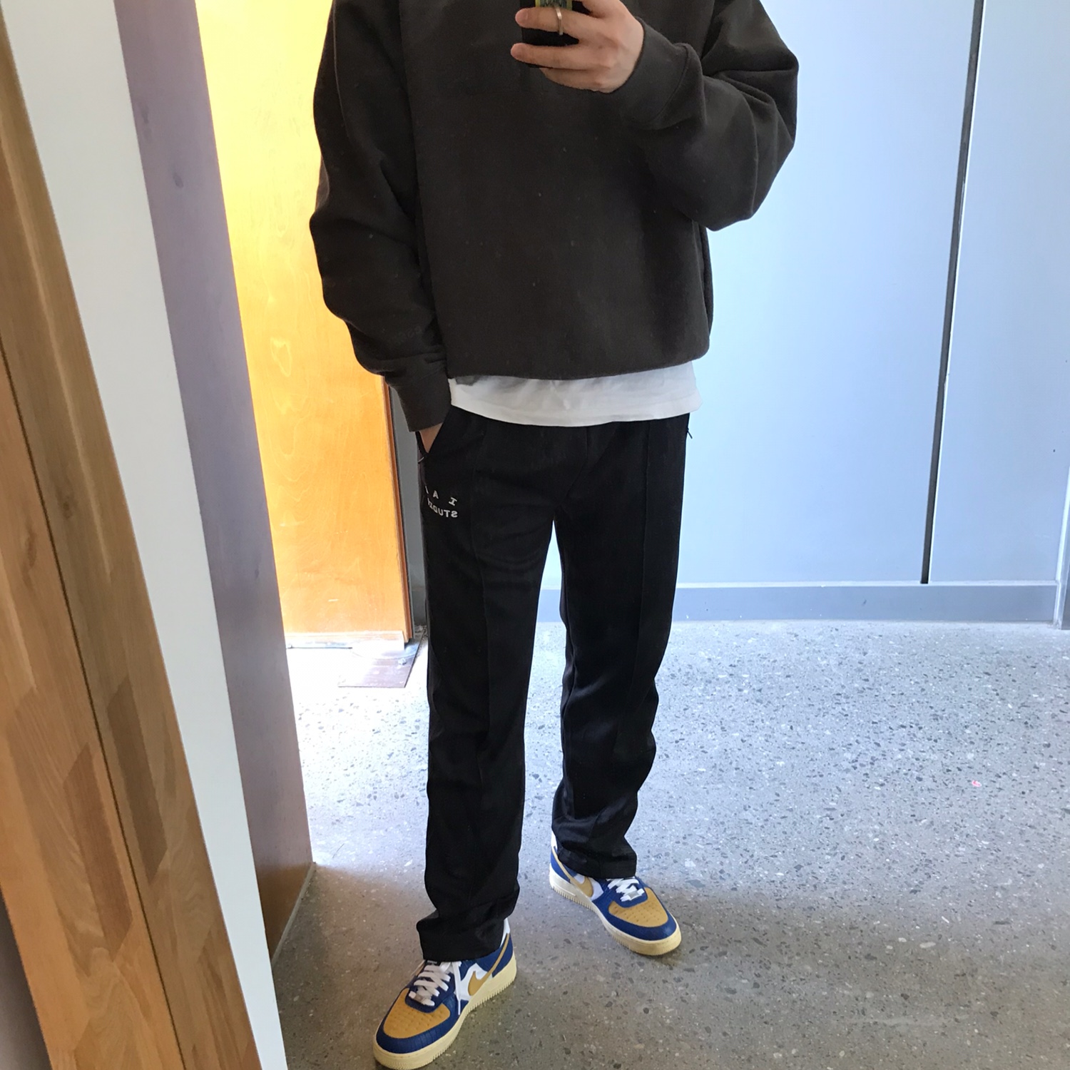 IAB Studio Track Pants Black 착용 스타일