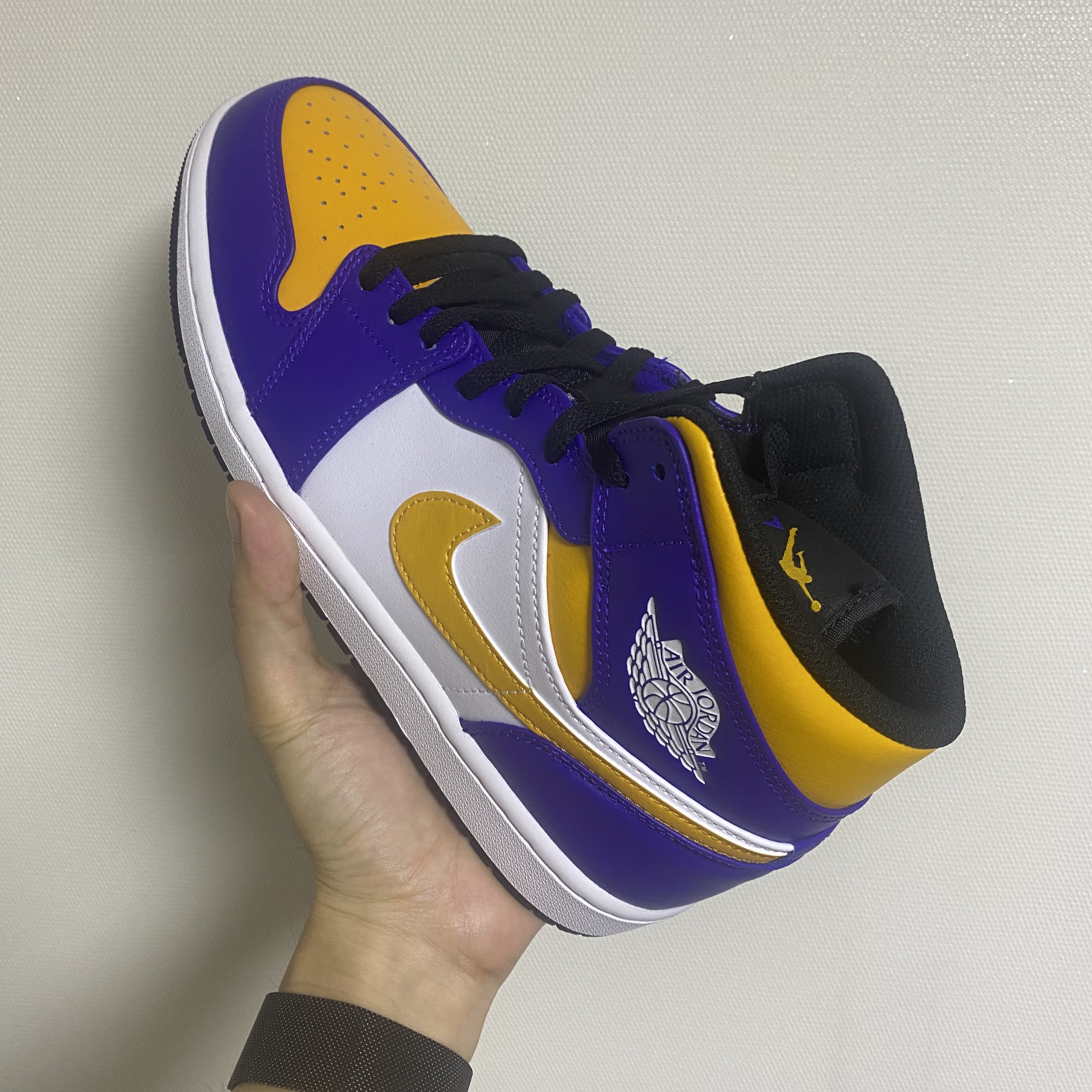Jordan 1 Mid Dark Concord Taxi 착용 스타일