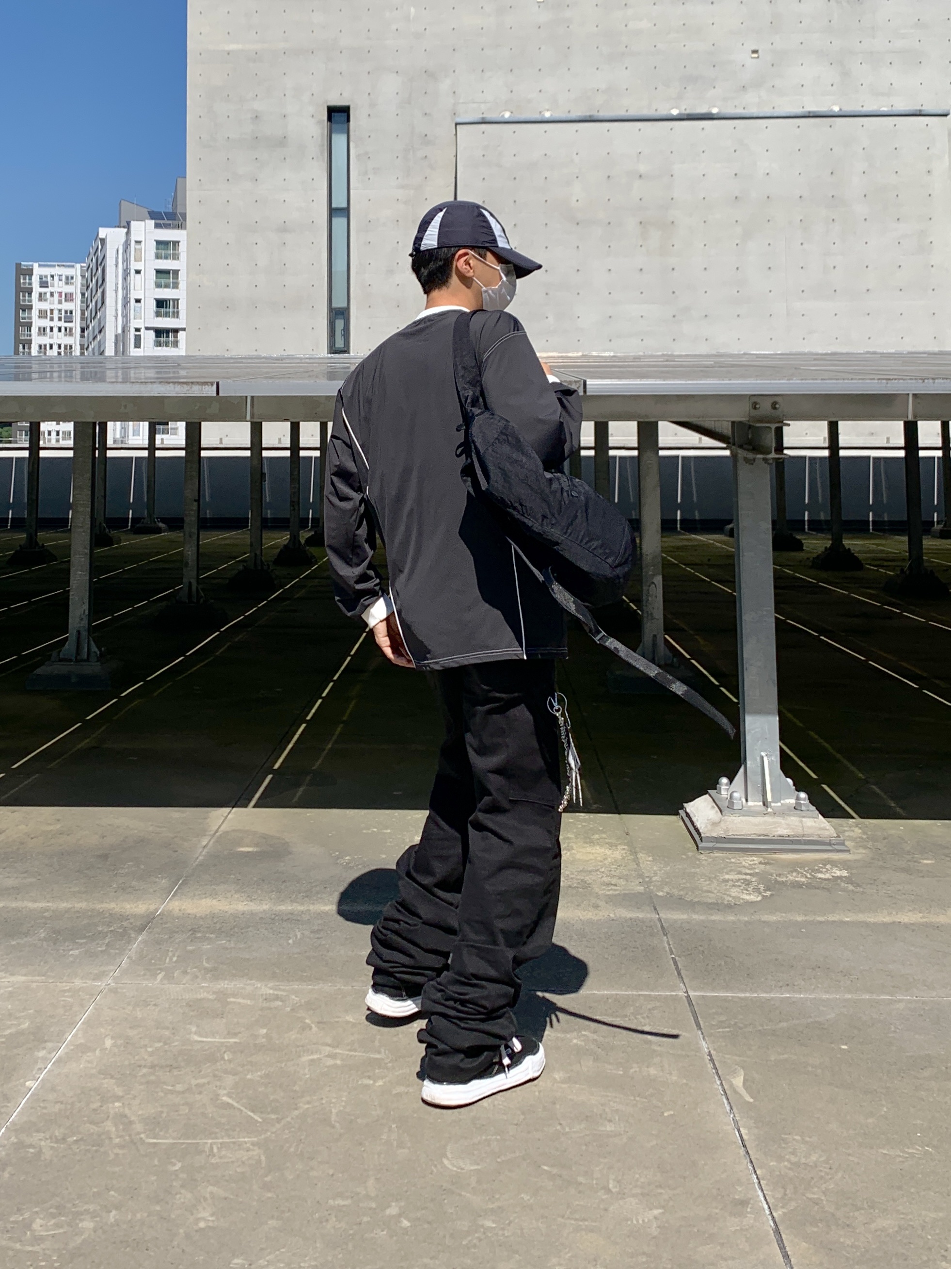 Maison Mihara Yasuhiro Baker OG Sole Canvas Low Cut Sneakers Black, Our Legacy Slim Backpack Black Dense Liquid Nylon 착용 스타일 - 2