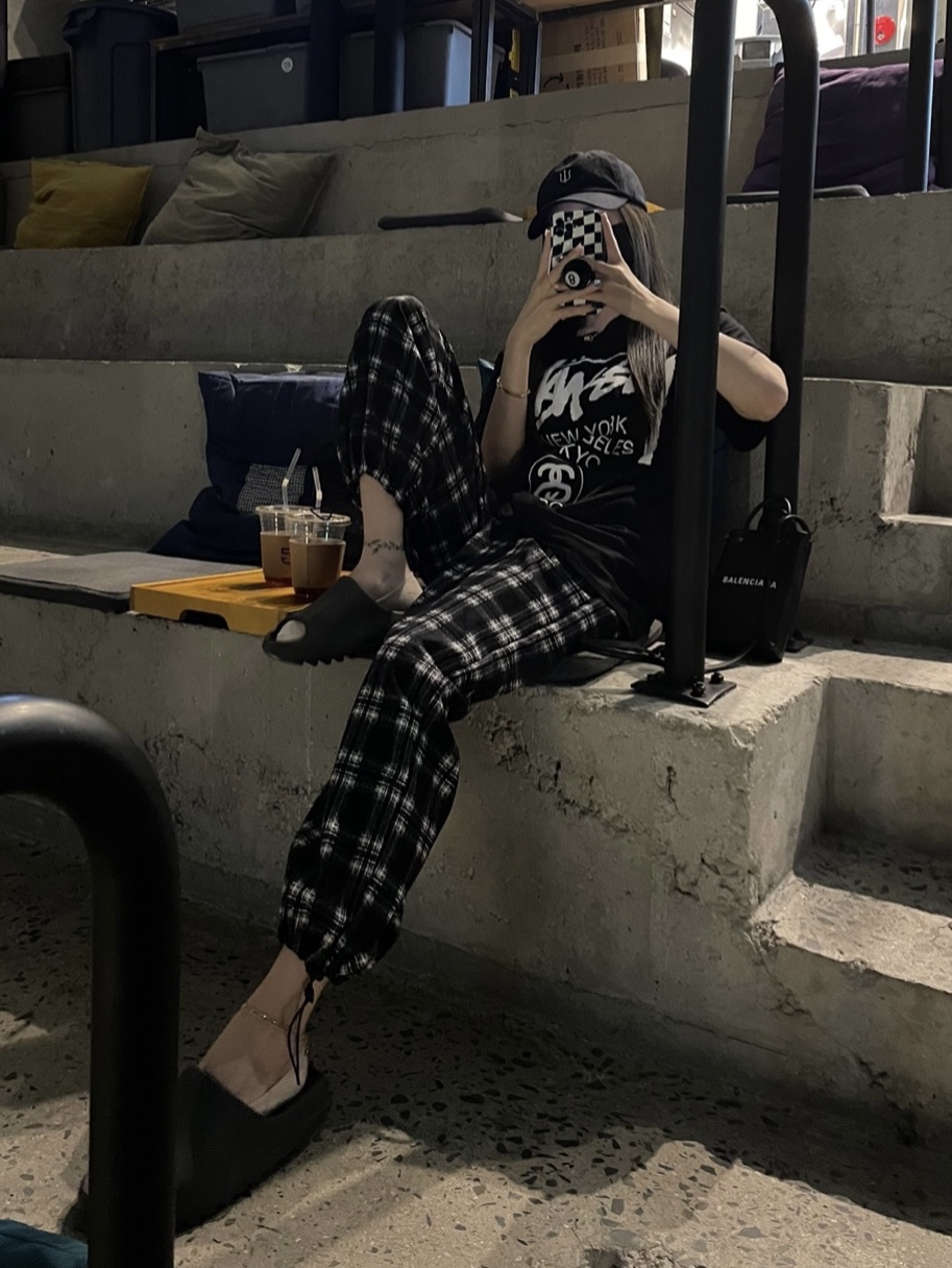 Adidas Yeezy Slide Onyx, Stussy World Tour T-Shirt Black 착용 스타일