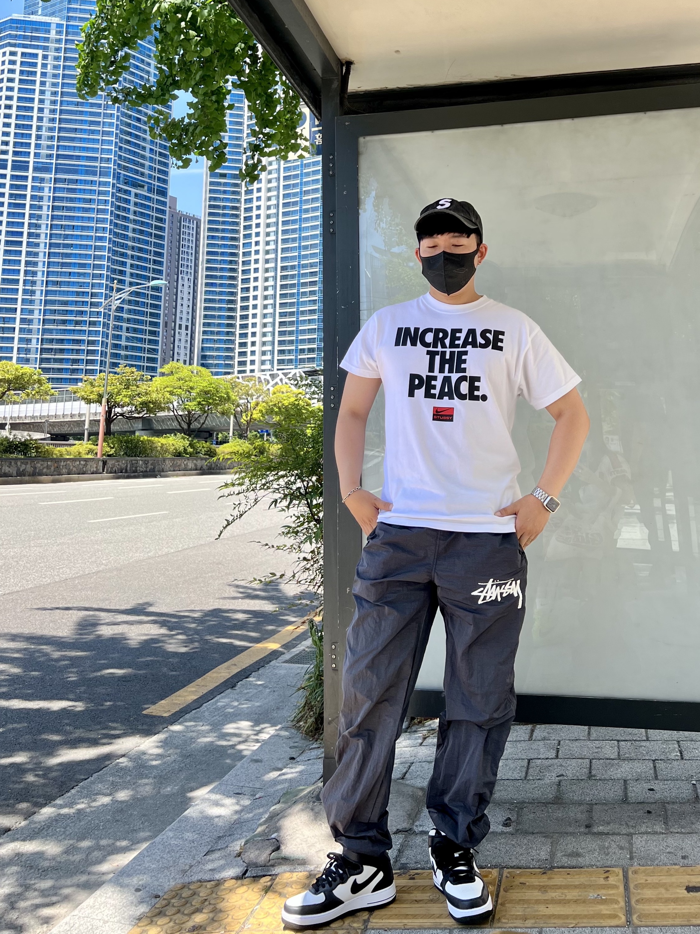 Nike x Stussy Air Force 1 '07 Mid SP Black and Light Bone, Nike x Stussy Increase The Peace T-Shirt - US/EU 착용 스타일