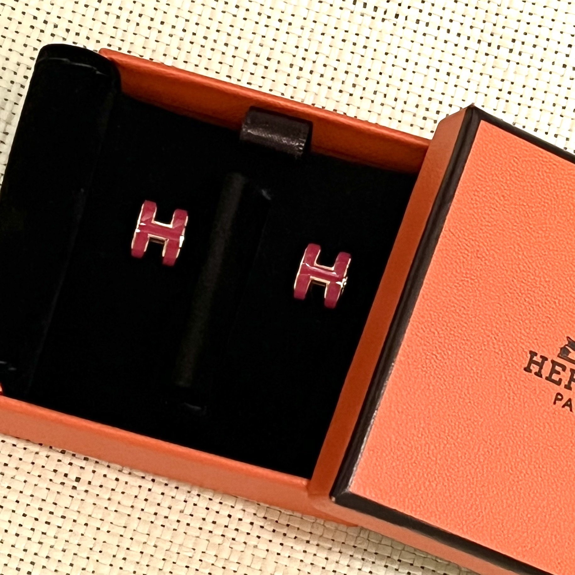 (W) Hermes Mini Pop H Earrings Rose Gold & Framboise 착용 스타일 - 2