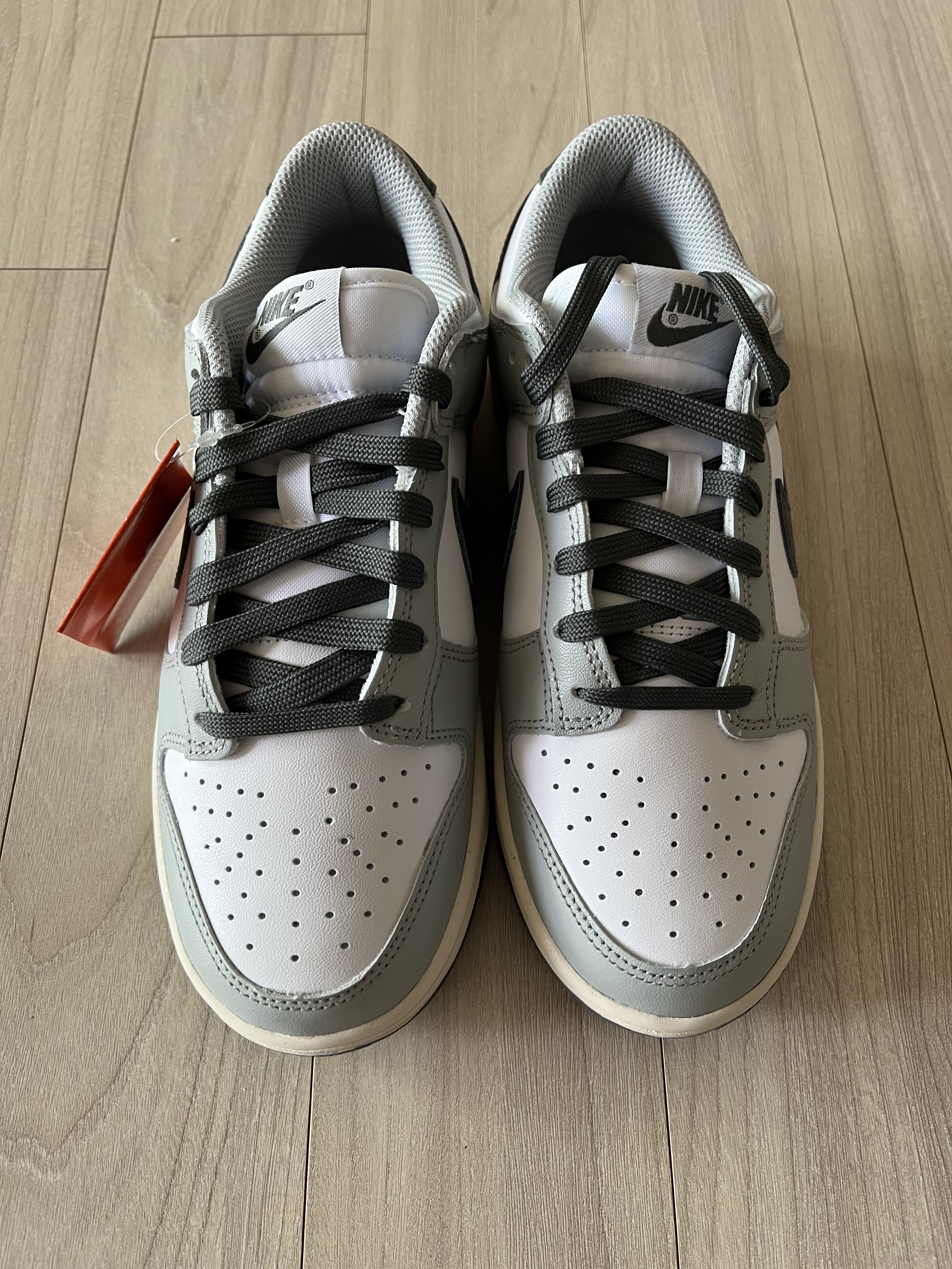 (W) Nike Dunk Low Light Smoke Grey 착용 스타일 - 1