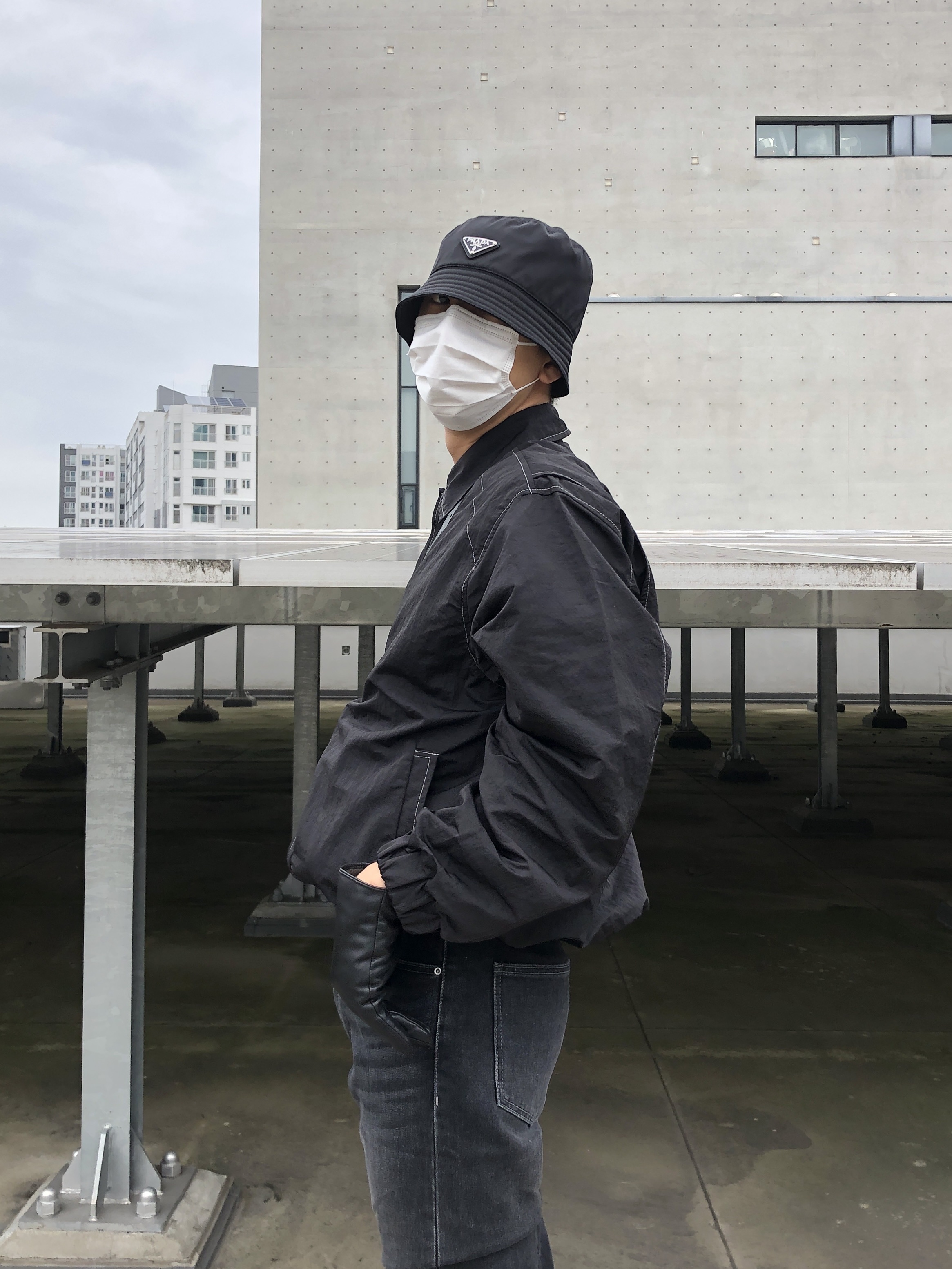 Prada Re-Nylon Bucket Hat Black 착용 스타일 - 2