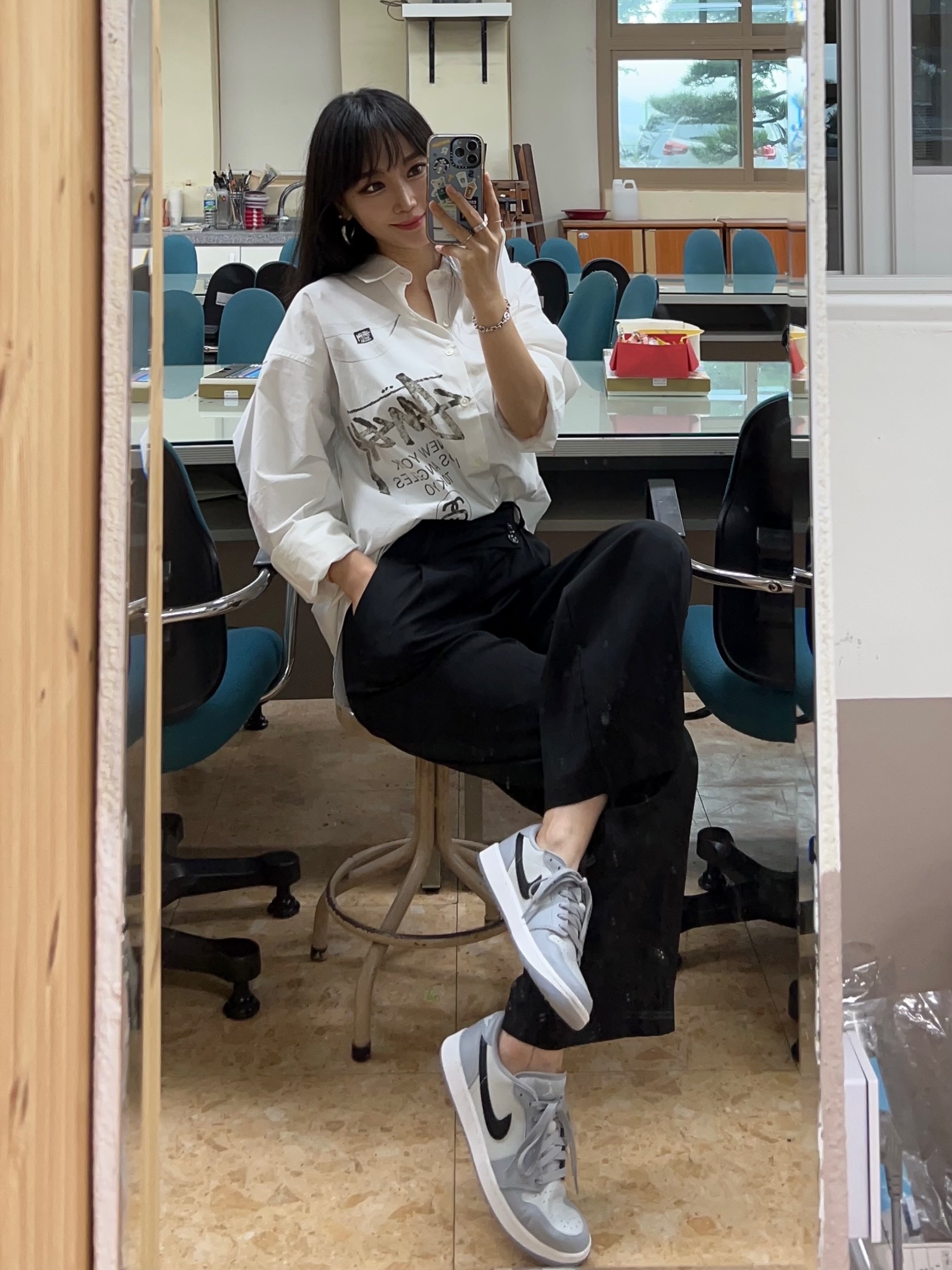 Stussy World Tour Shirt White, Jordan 1 Low Golf Wolf Grey 착용 스타일 - 1