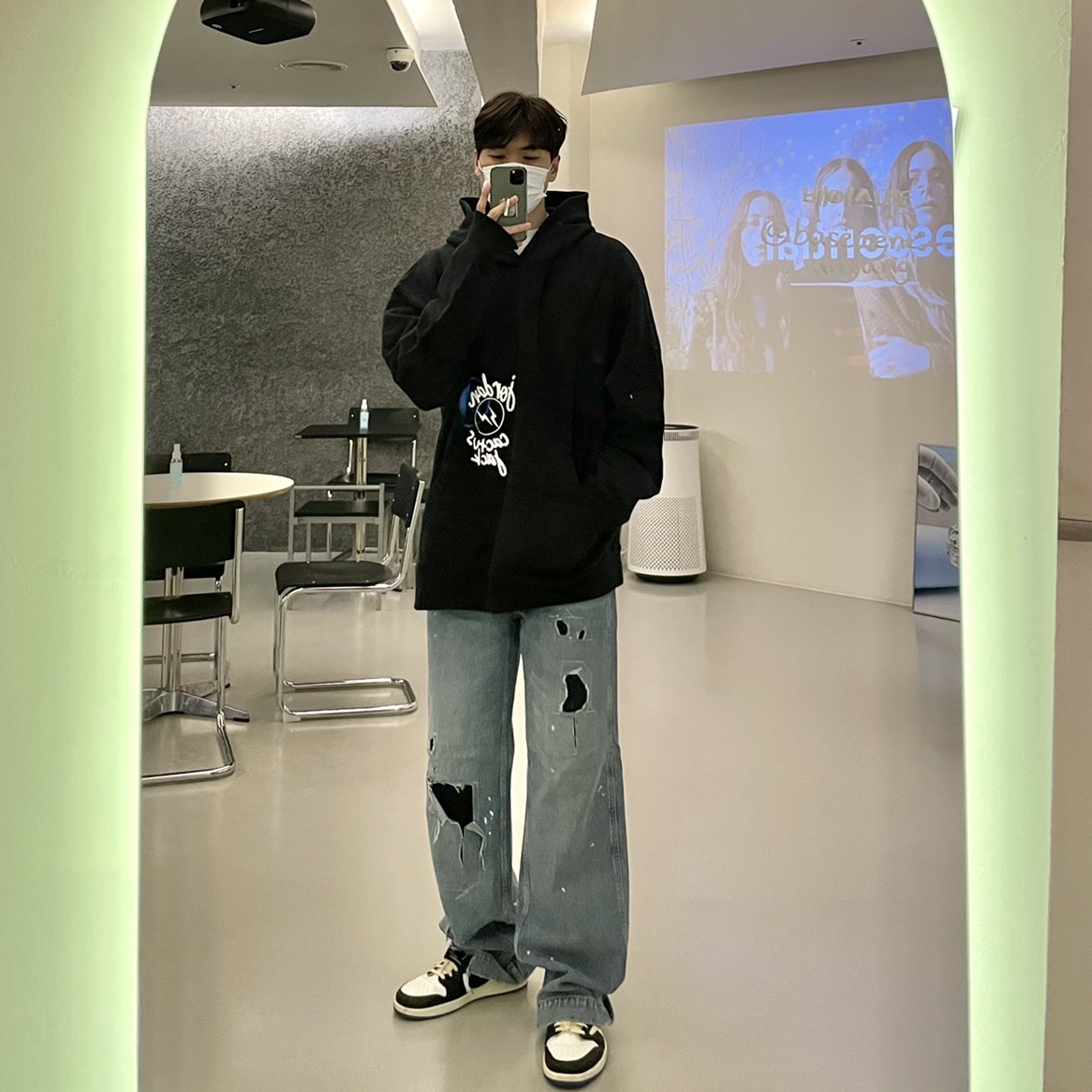 Jordan x Travis Scott x Fragment Hoodie Black (DJ0615-010), Jordan 1 x Travis Scott x Fragment Retro Low OG SP Military Blue 착용 스타일