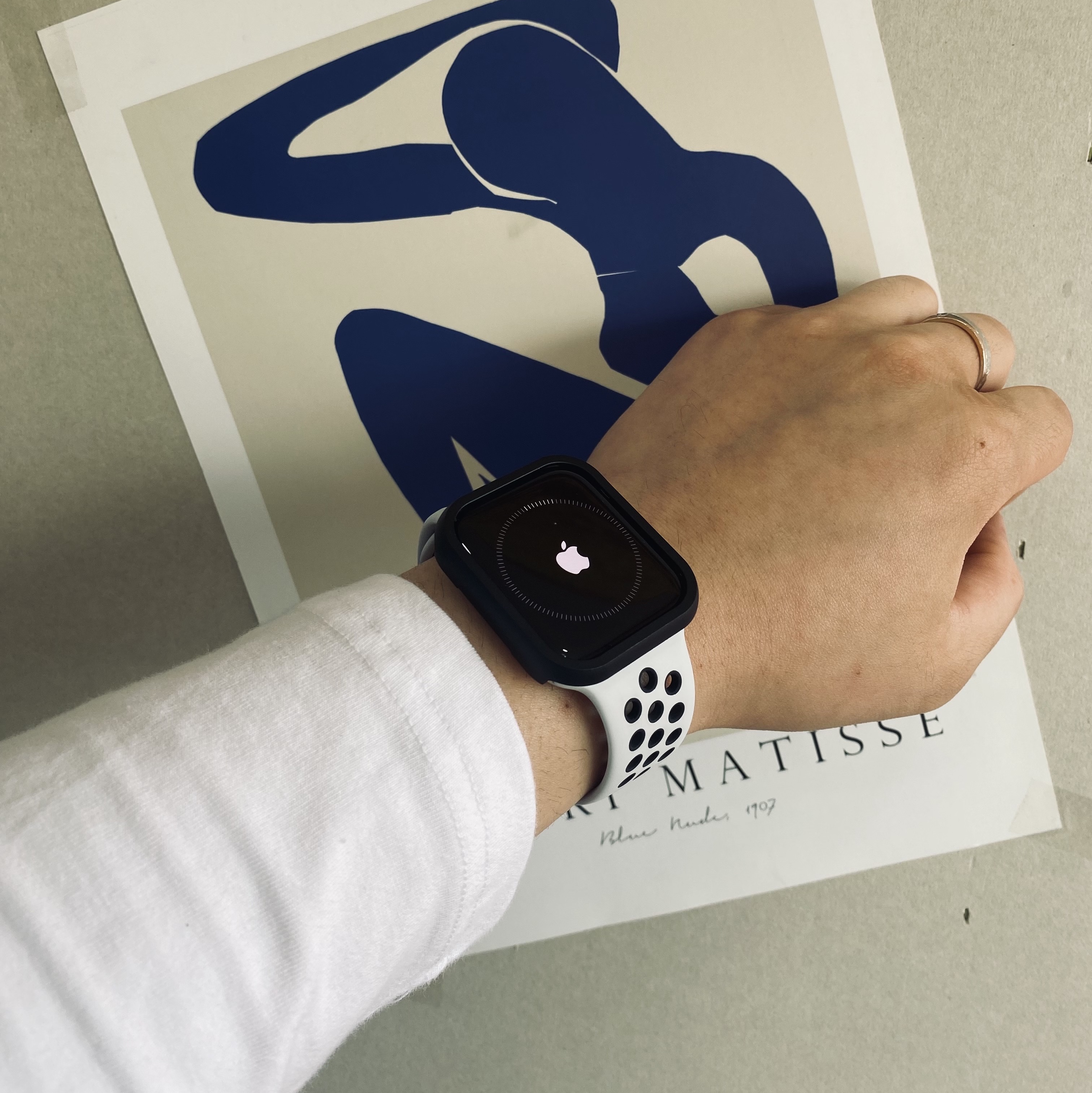 Apple Watch Nike SE 44mm GPS Silver Aluminum Case with Nike Sport Band Pure Platinum Black (Korean Ver.) 착용 스타일