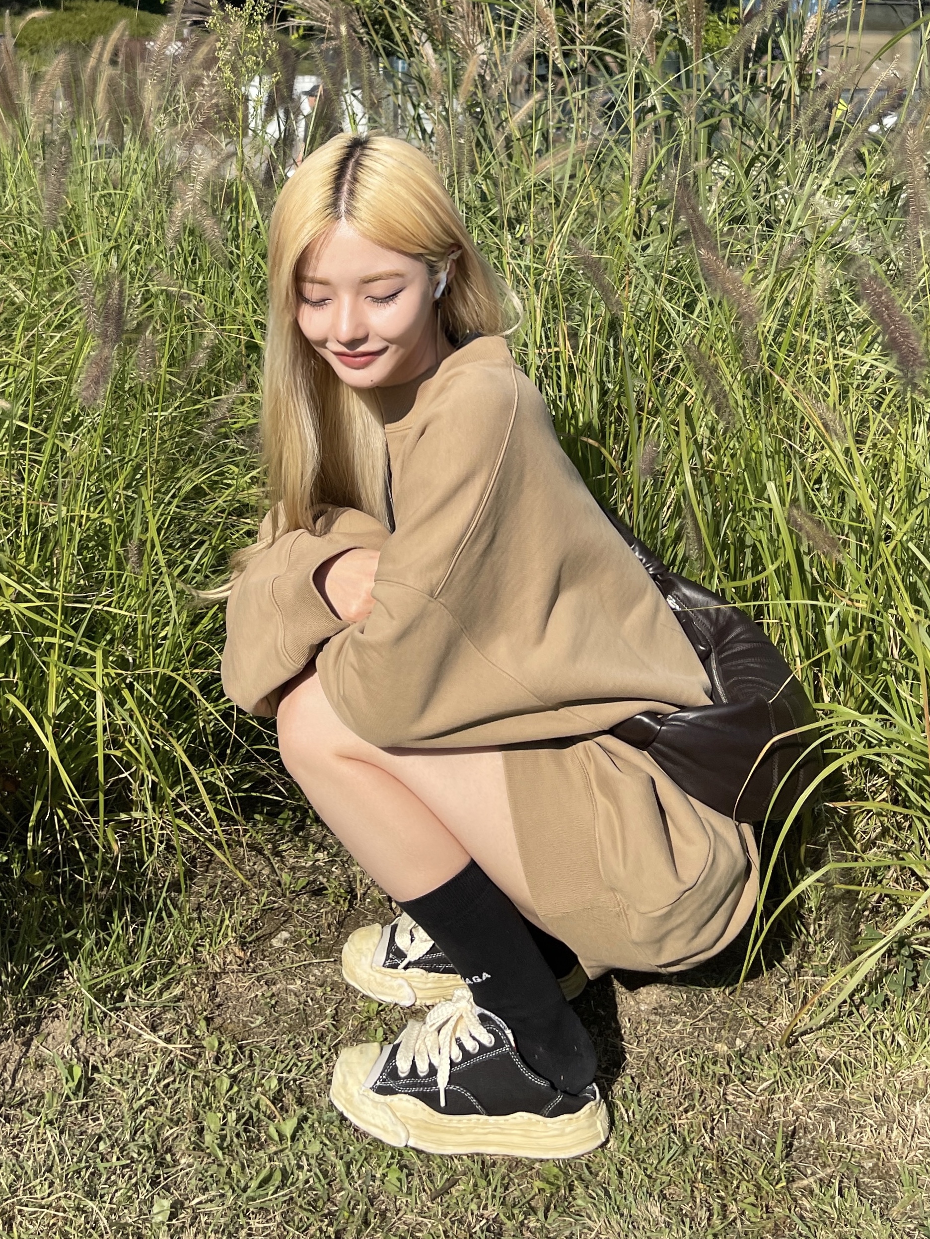 Lemaire Small Croissant Bag Soft Nappa Leather Dark Chocolate, Maison Mihara Yasuhiro Hank VL OG Sole Canvas Low-top Sneakers Black 착용 스타일 - 1