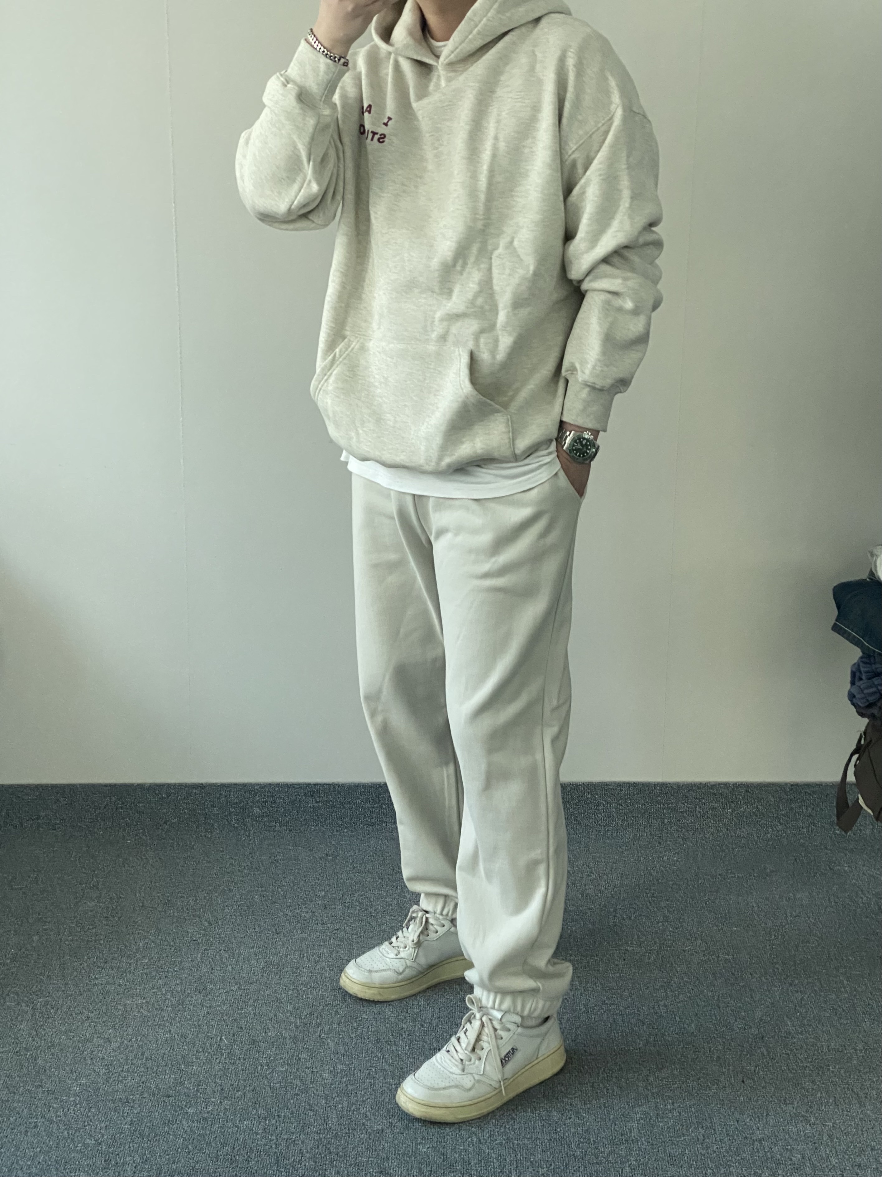 IAB Studio Hoodie Oatmeal Burgundy, (W) Autry Medalist Low Leather Sneakers White 착용 스타일