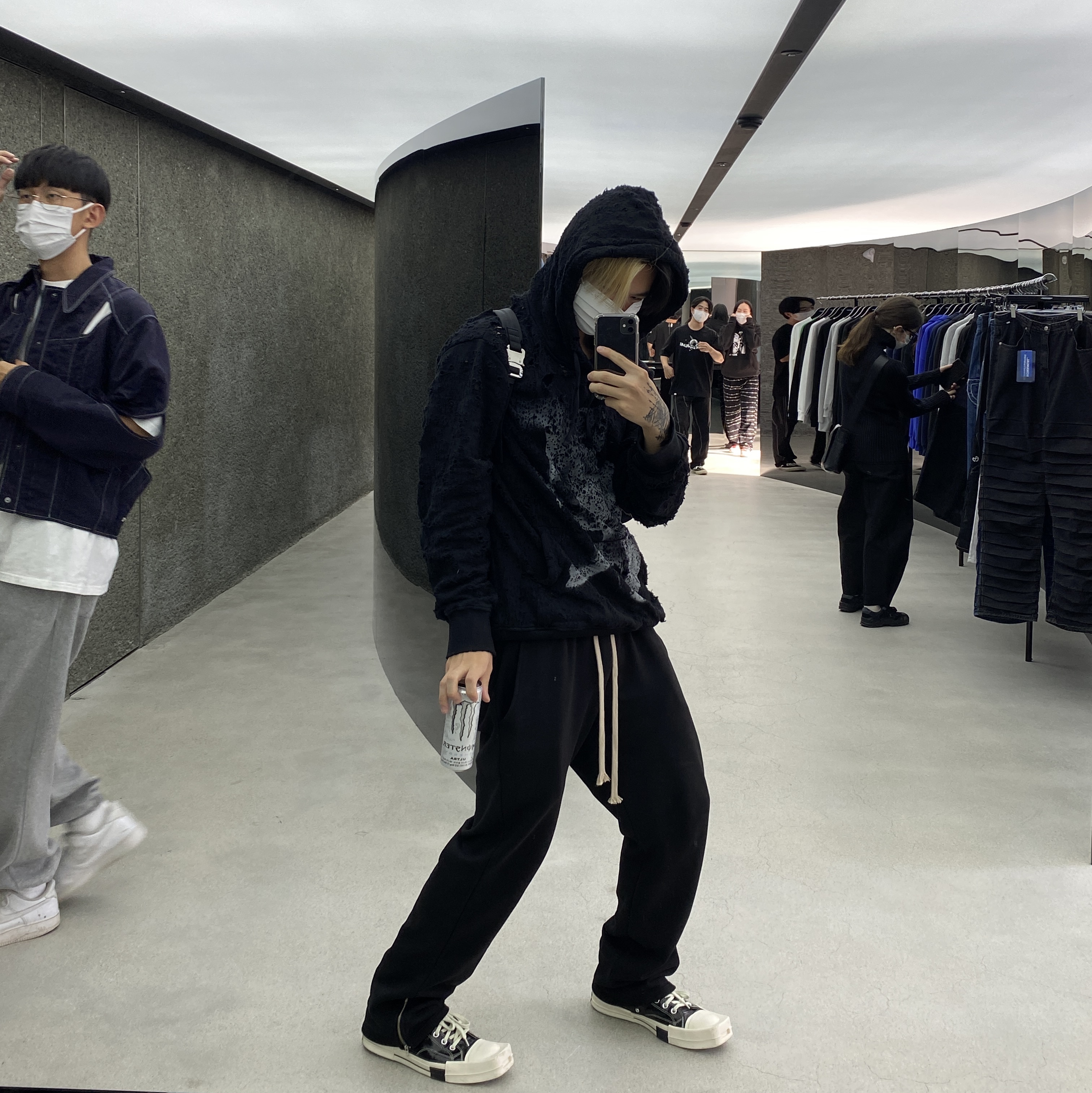 Converse x Drkshdw Turbodrk Chuck 70 Hi Black Lacquered Denim 착용 스타일 - 1