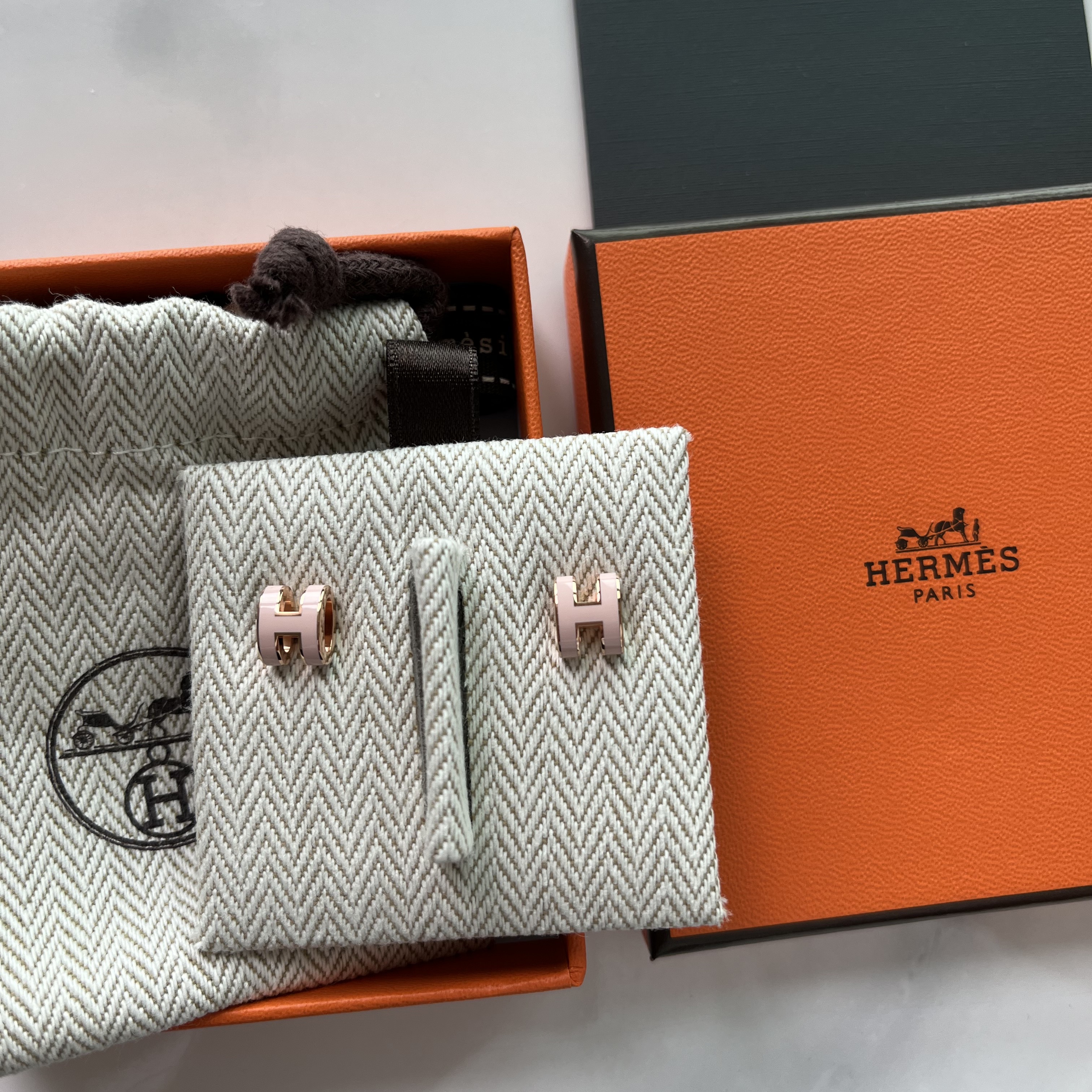(W) Hermes Mini Pop H Earrings Rose Gold & Rose Dragee 착용 스타일