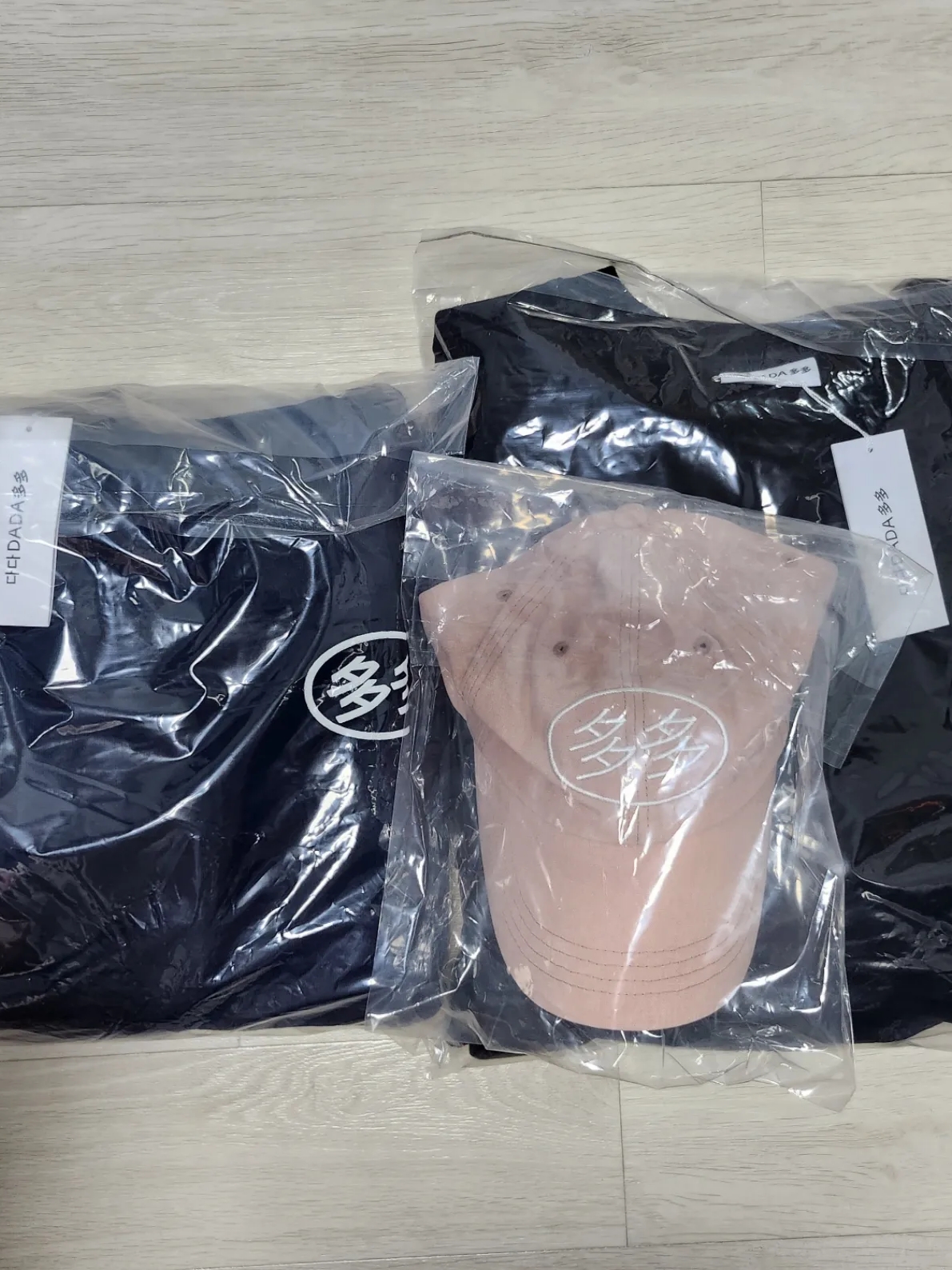 Dada Logo Hoodie Navy, Dada Logo Embossed Crewneck Black 착용 스타일 - 3