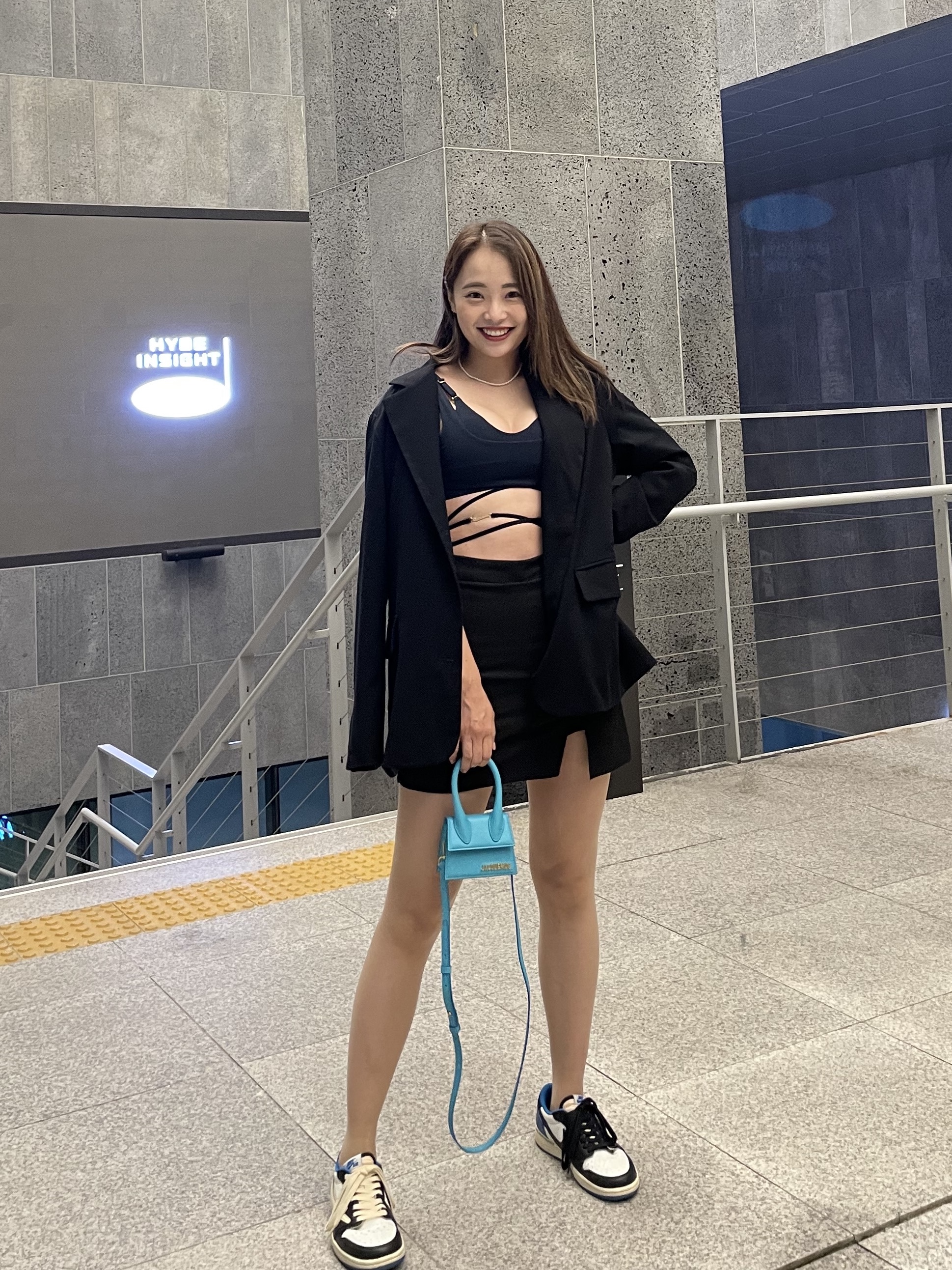 (W) Nike x Jacquemus NRG Light Support Sports Bra Dark Obsidian - Asia, Jacquemus Le Chiquito Signature Leather Mini Handbag Blue 착용 스타일 - 1