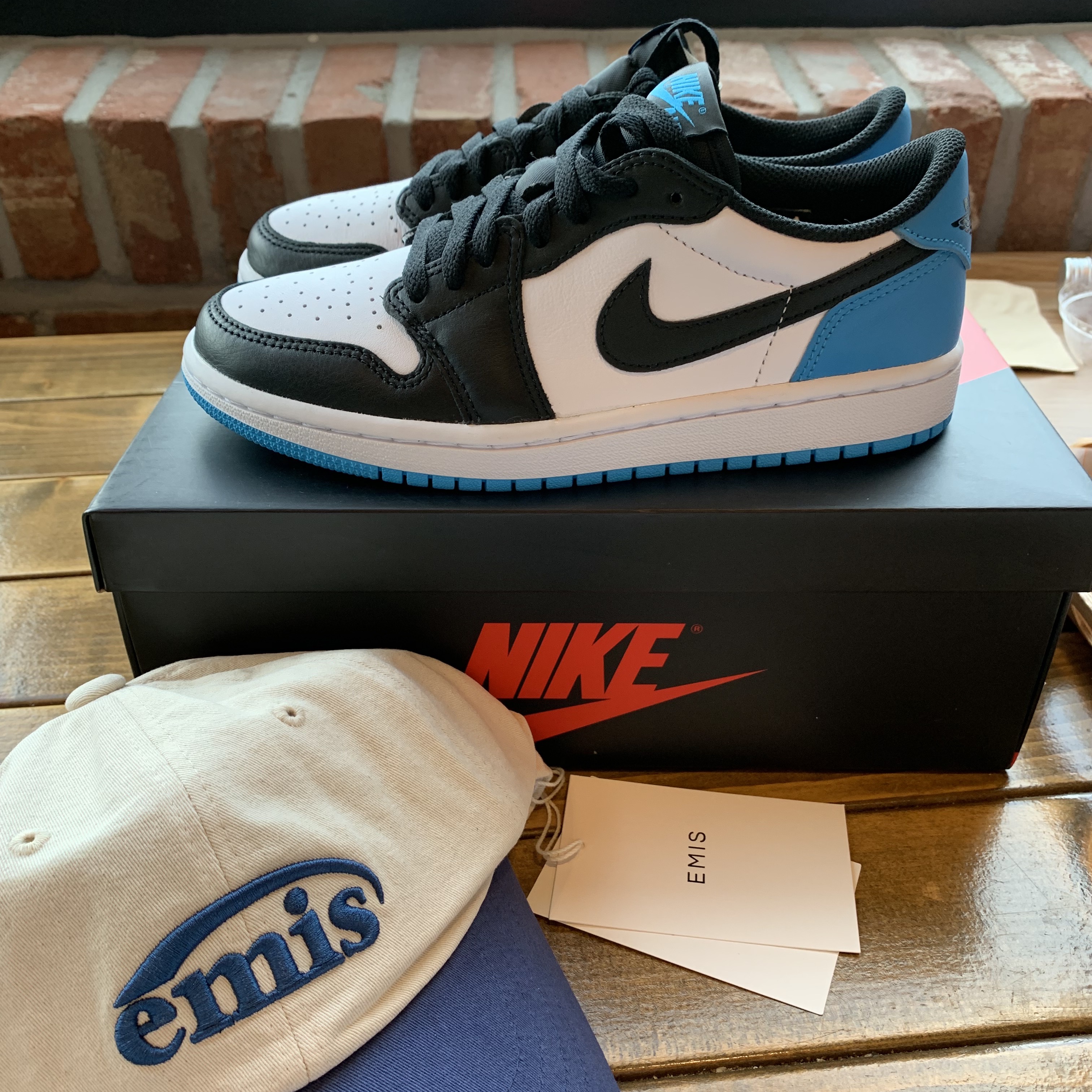Jordan 1 Retro Low OG Black and Dark Powder Blue 착용 스타일