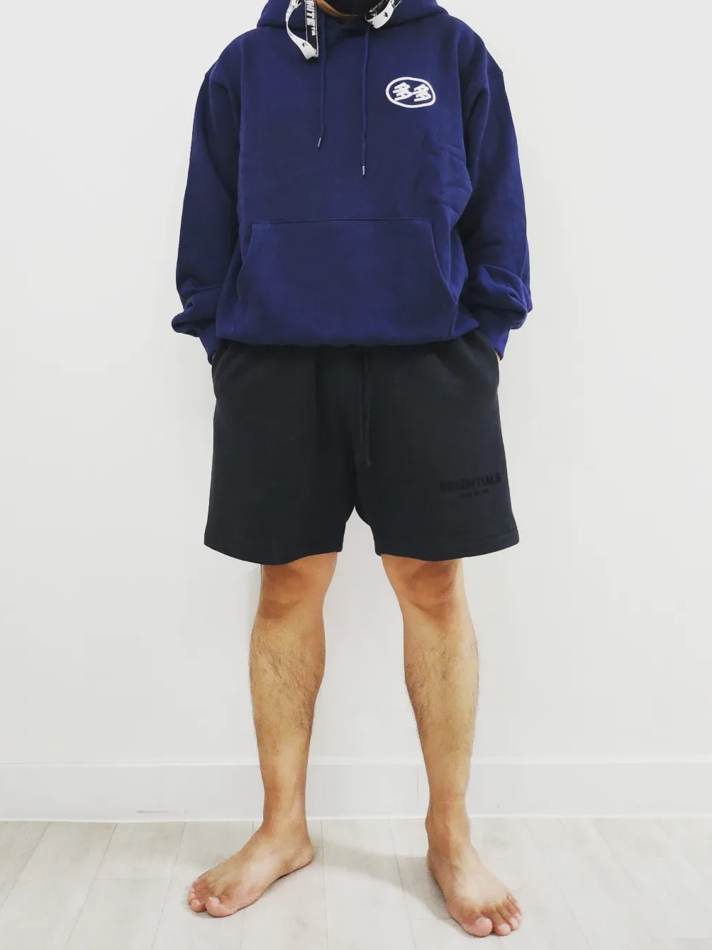 Dada Logo Hoodie Navy, Dada Logo Embossed Crewneck Black 착용 스타일 - 1