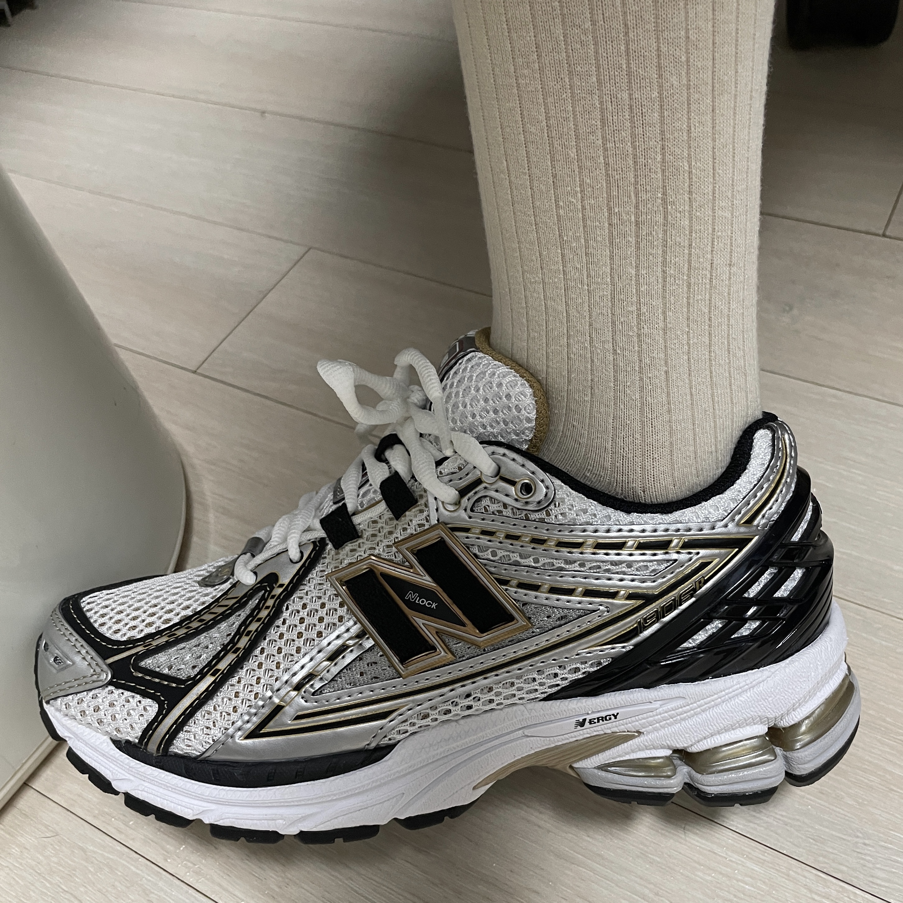 New Balance 1906R White Gold 착용 스타일