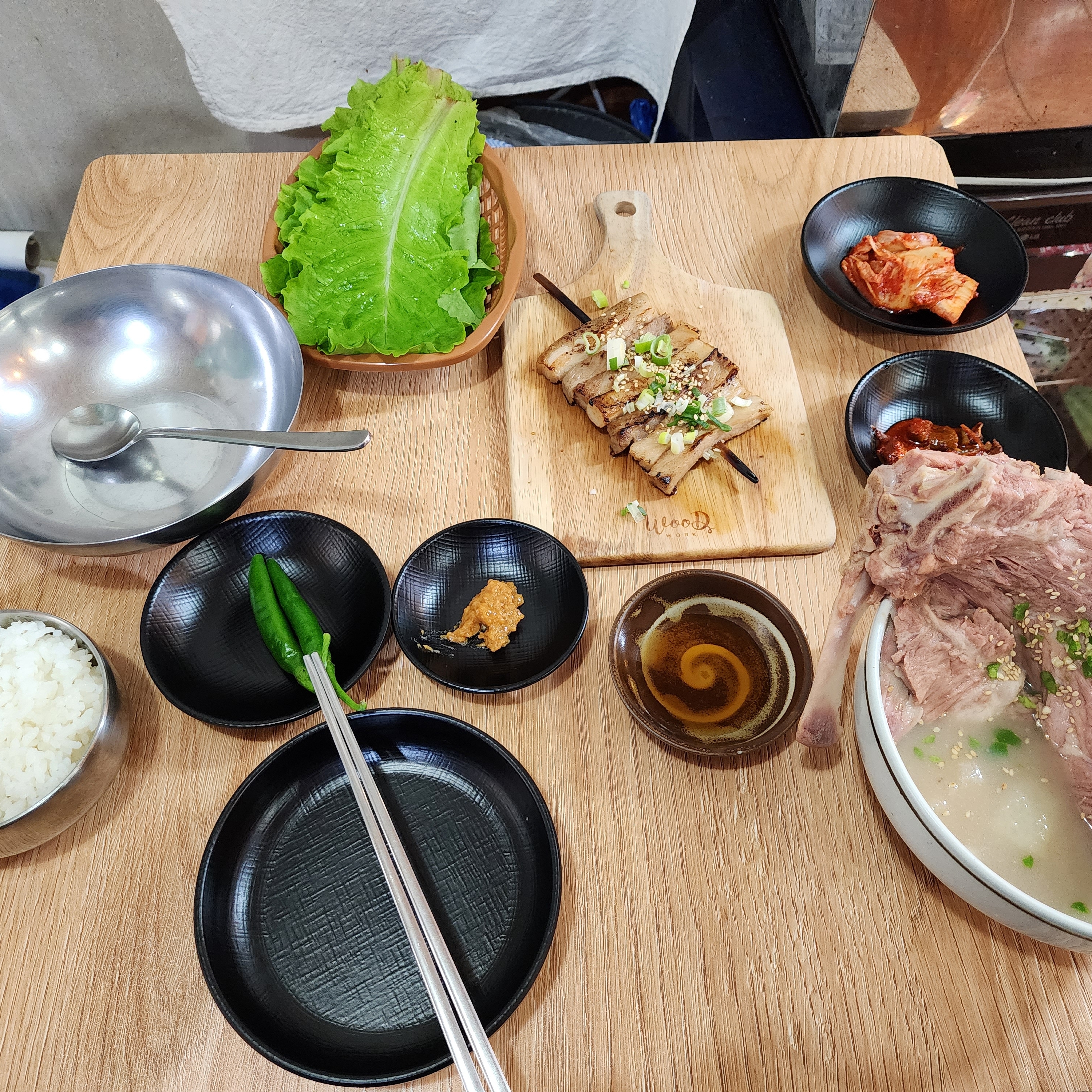 Jordan 1 Retro Low OG Black and Dark Powder Blue, Yeezy Gap Engineered By Balenciaga Dove 3/4 Sleeve T-Shirt Washed Black 착용 스타일 - 1