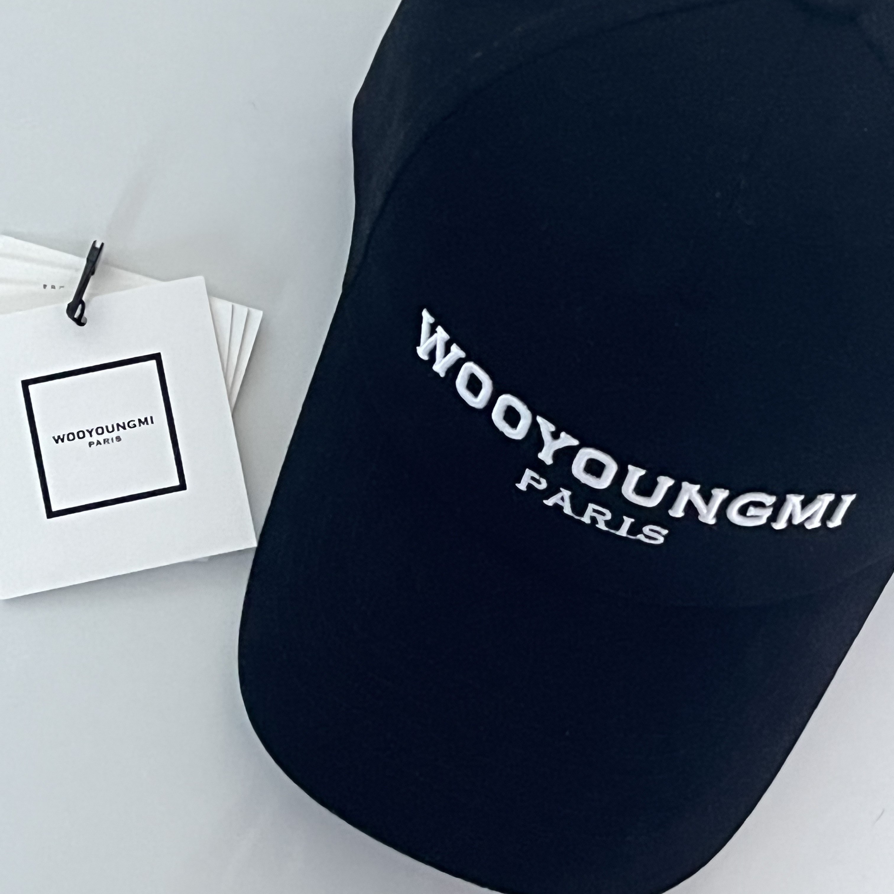Wooyoungmi White Embroidered Logo Ball Cap Black 착용 스타일