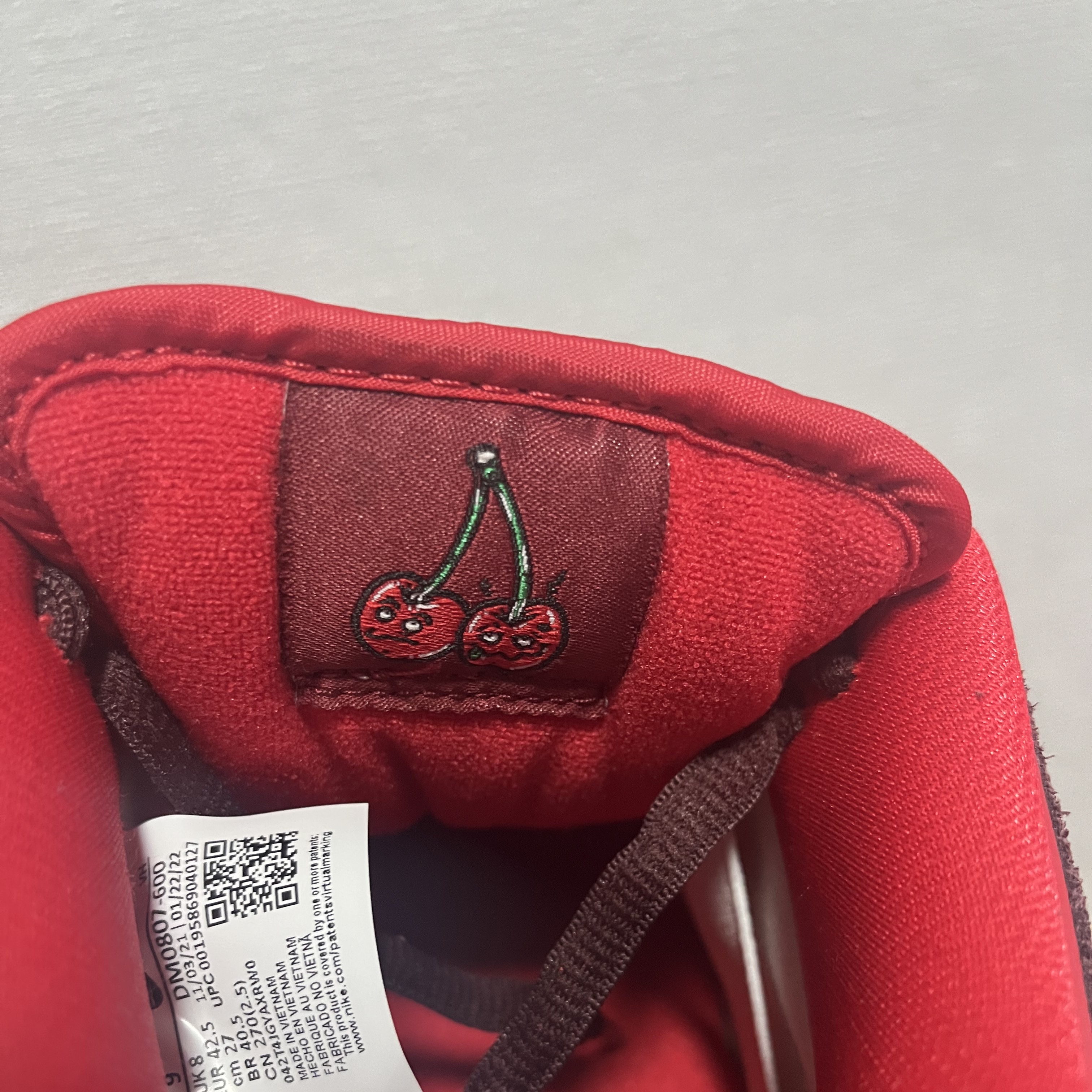 Nike SB Dunk Low Pro Cherry 착용 스타일 - 2