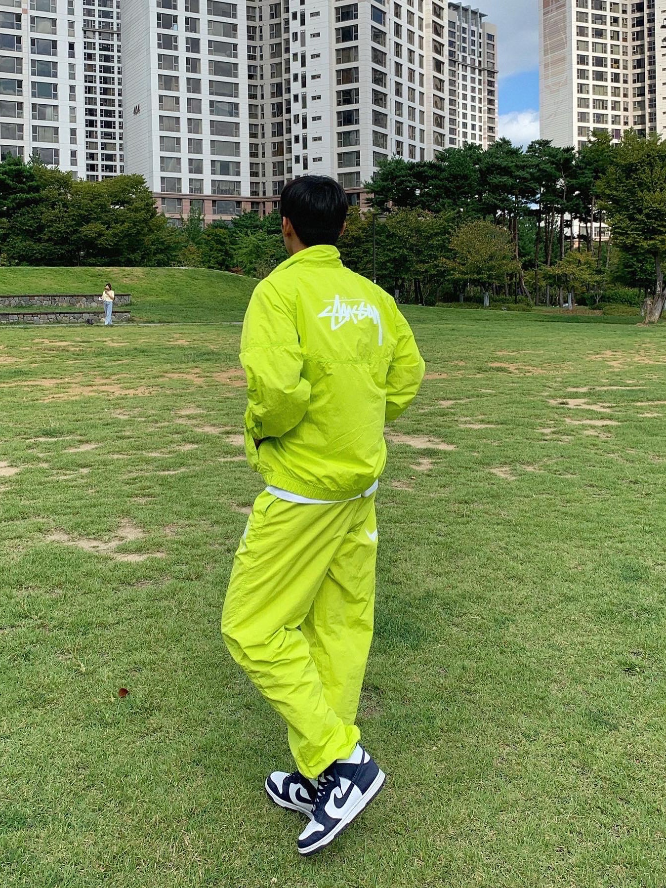 Nike x Stussy Windrunner Jacket Bright Cactus 착용 스타일 - 5
