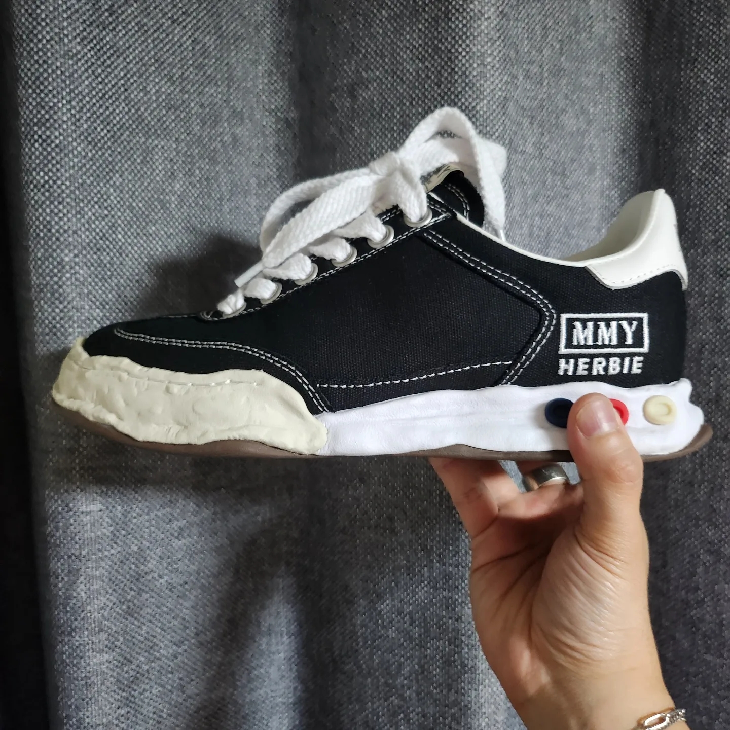 Maison Mihara Yasuhiro Herbie OG Sole Canvas Low-top Sneakers Black 착용 스타일 - 2