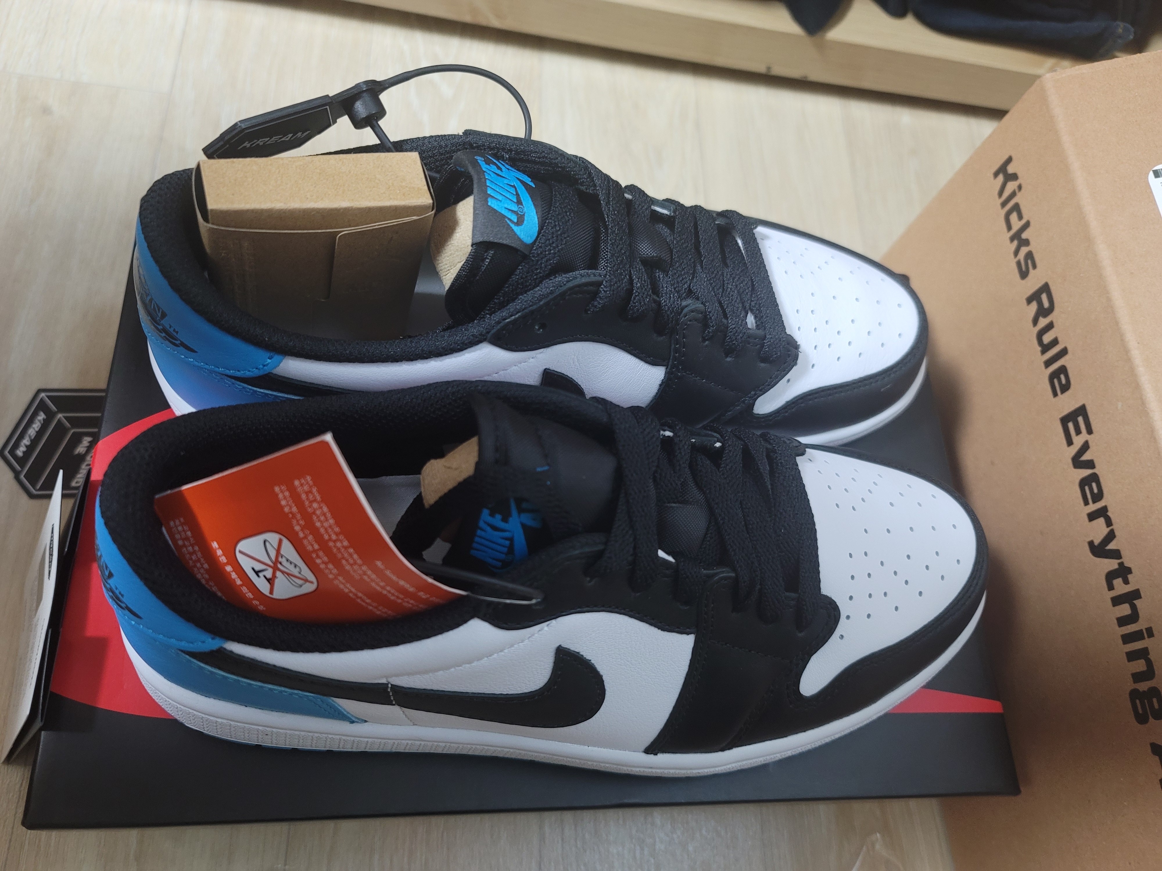 Jordan 1 Retro Low OG Black and Dark Powder Blue, (W) Jordan 1 Retro Low OG Black and Dark Powder Blue 착용 스타일 - 4