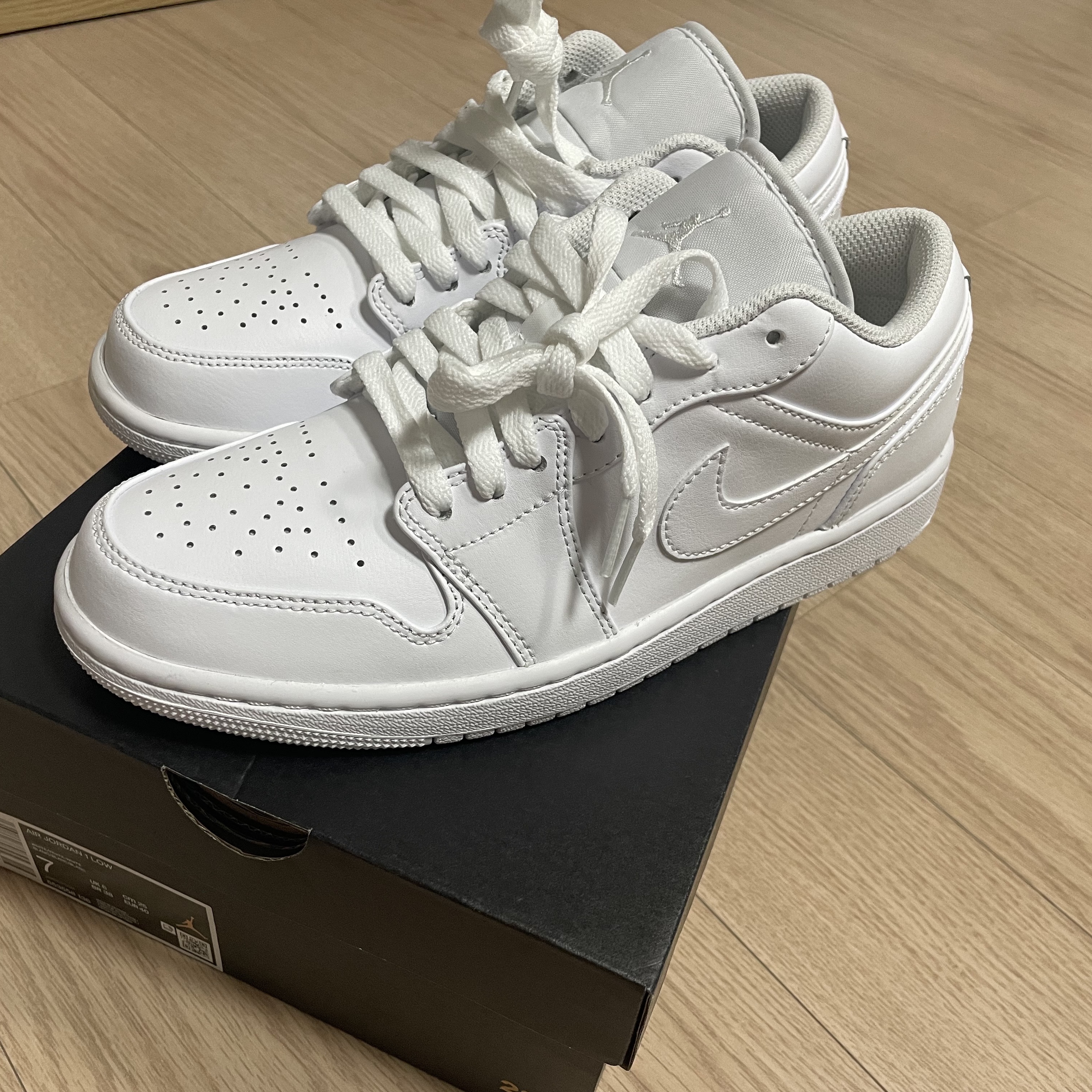 Jordan 1 Low Triple White 착용 스타일 - 1