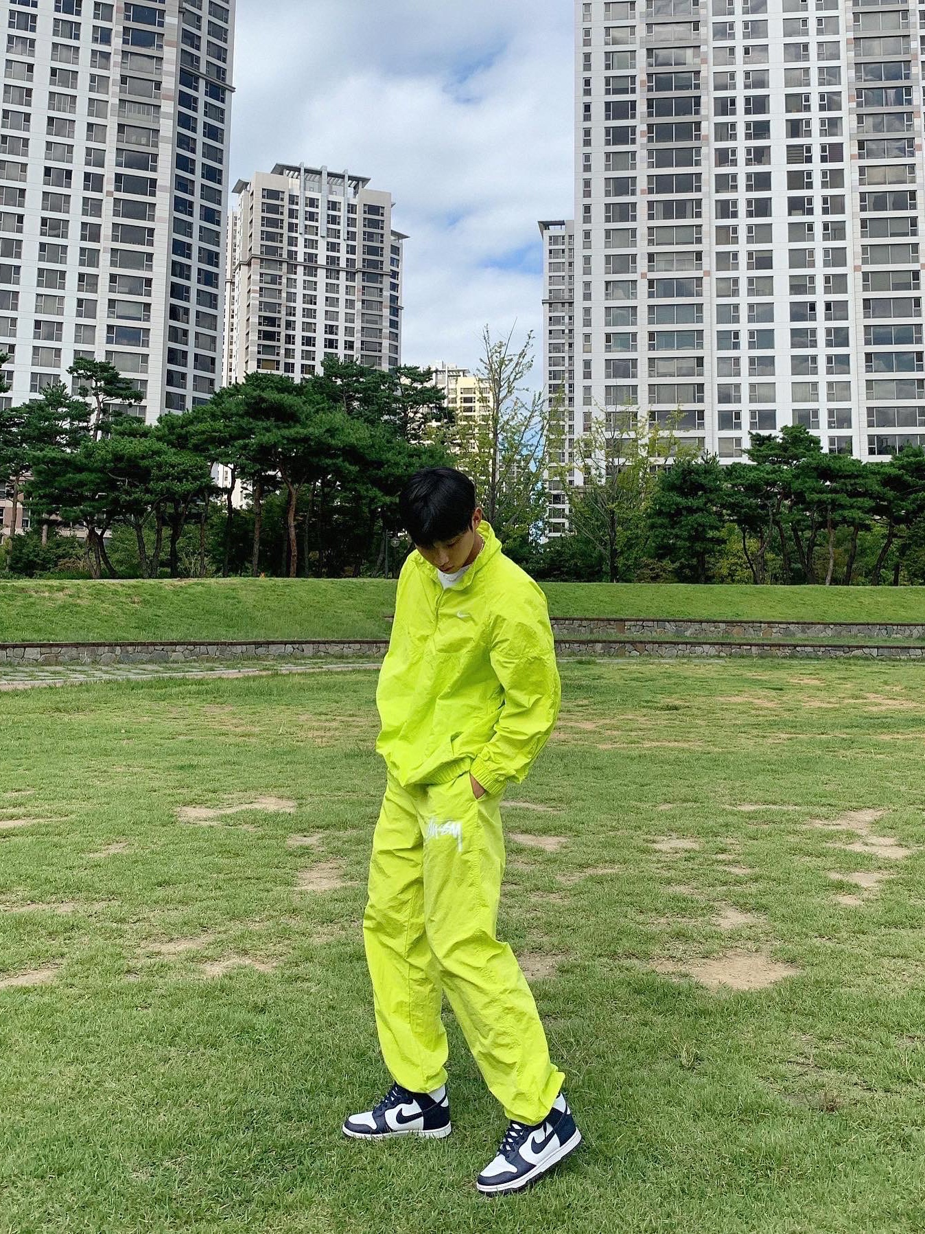 Nike x Stussy Windrunner Jacket Bright Cactus 착용 스타일 - 4