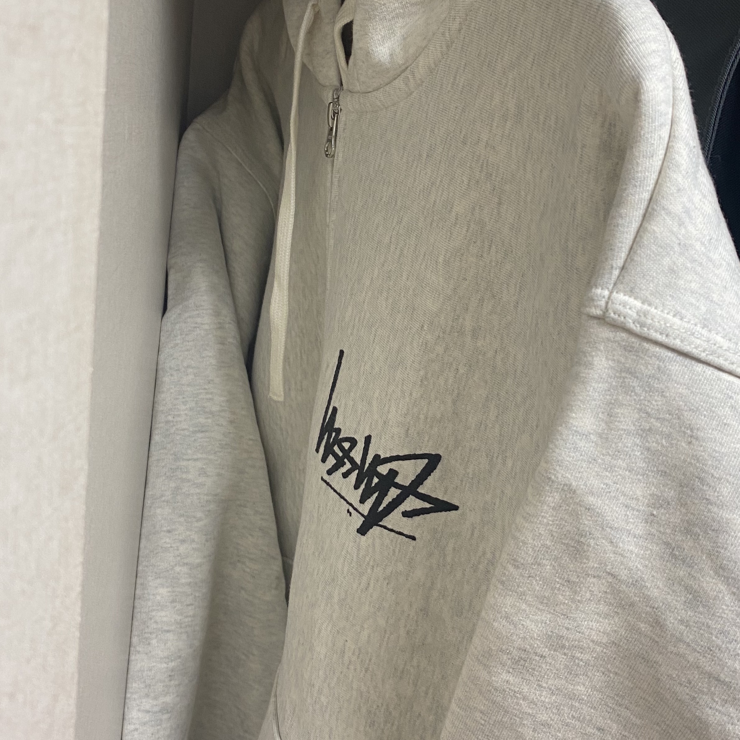 Stussy Flipped Zip Hoodie Ash Heather 착용 스타일 - 1