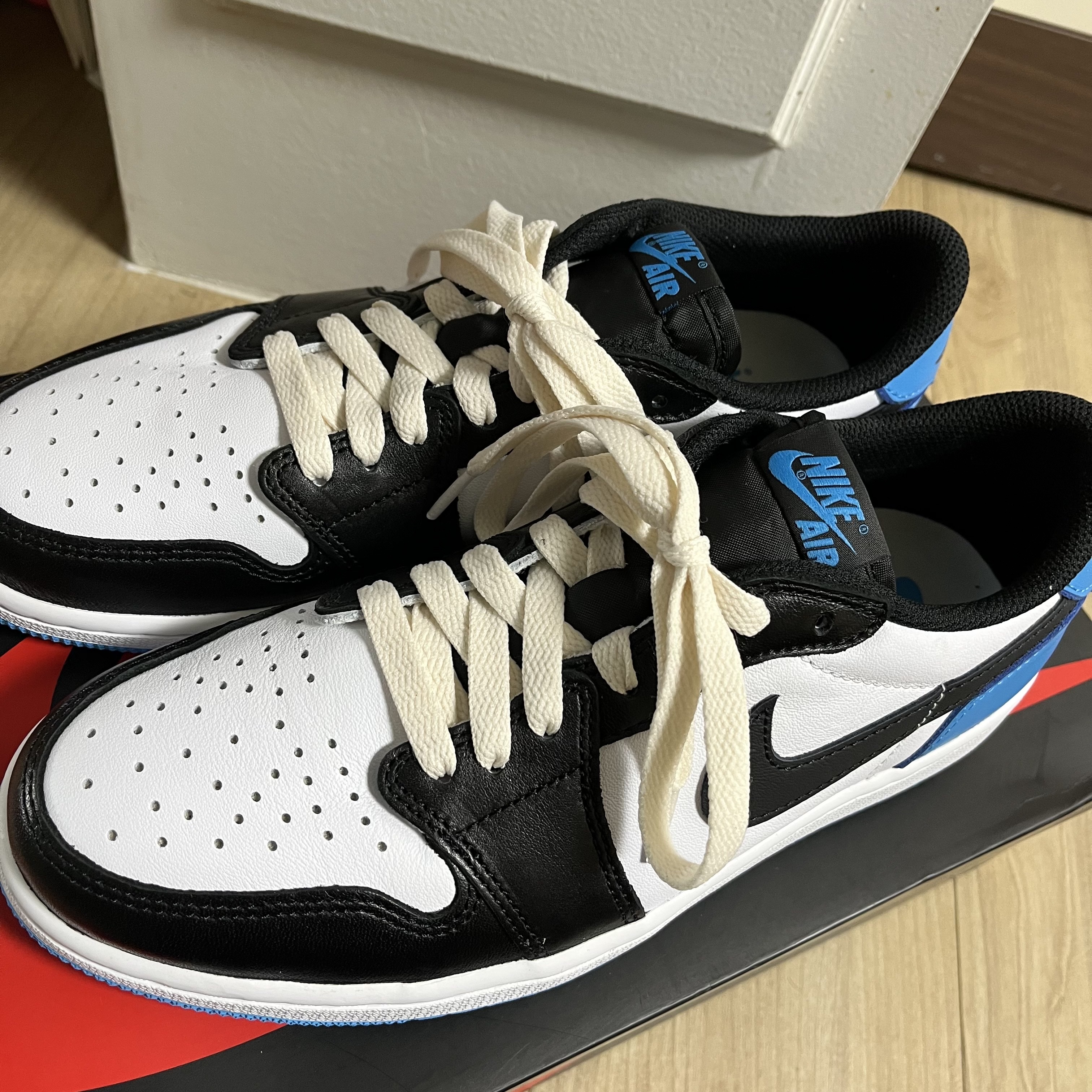 Jordan 1 Retro Low OG Black and Dark Powder Blue 착용 스타일