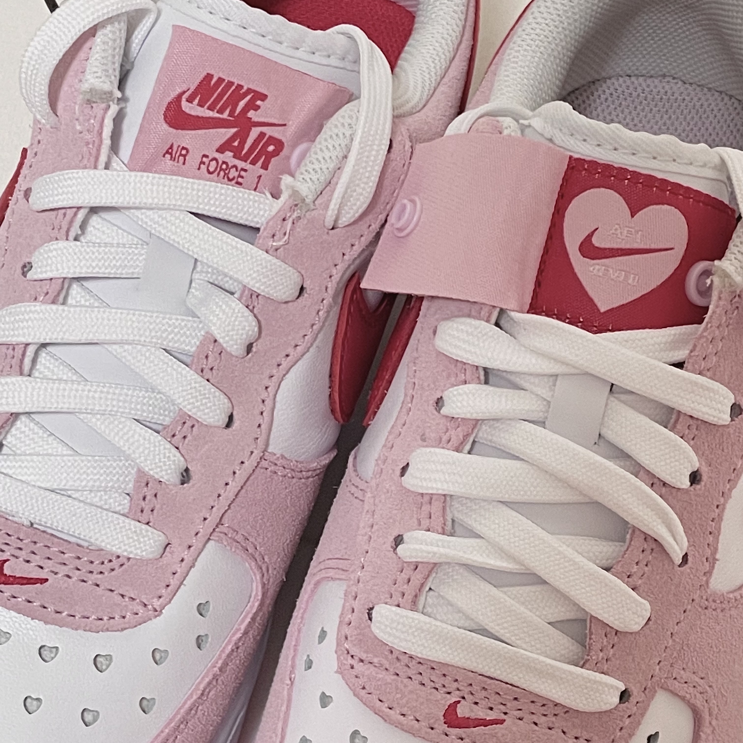 Nike Air Force 1 '07 QS Valentine's Day 착용 스타일 - 1
