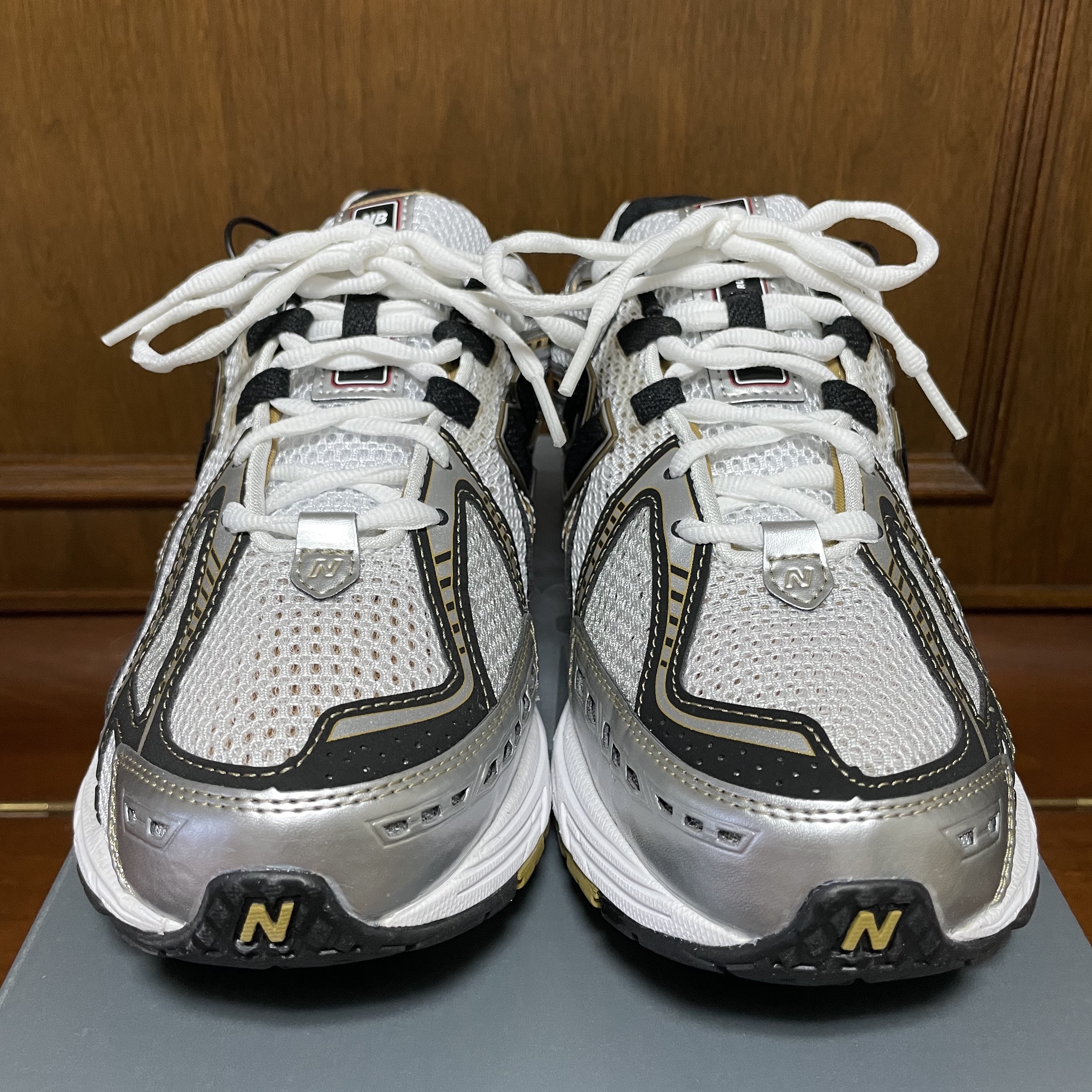 New Balance 1906R White Gold 착용 스타일 - 3