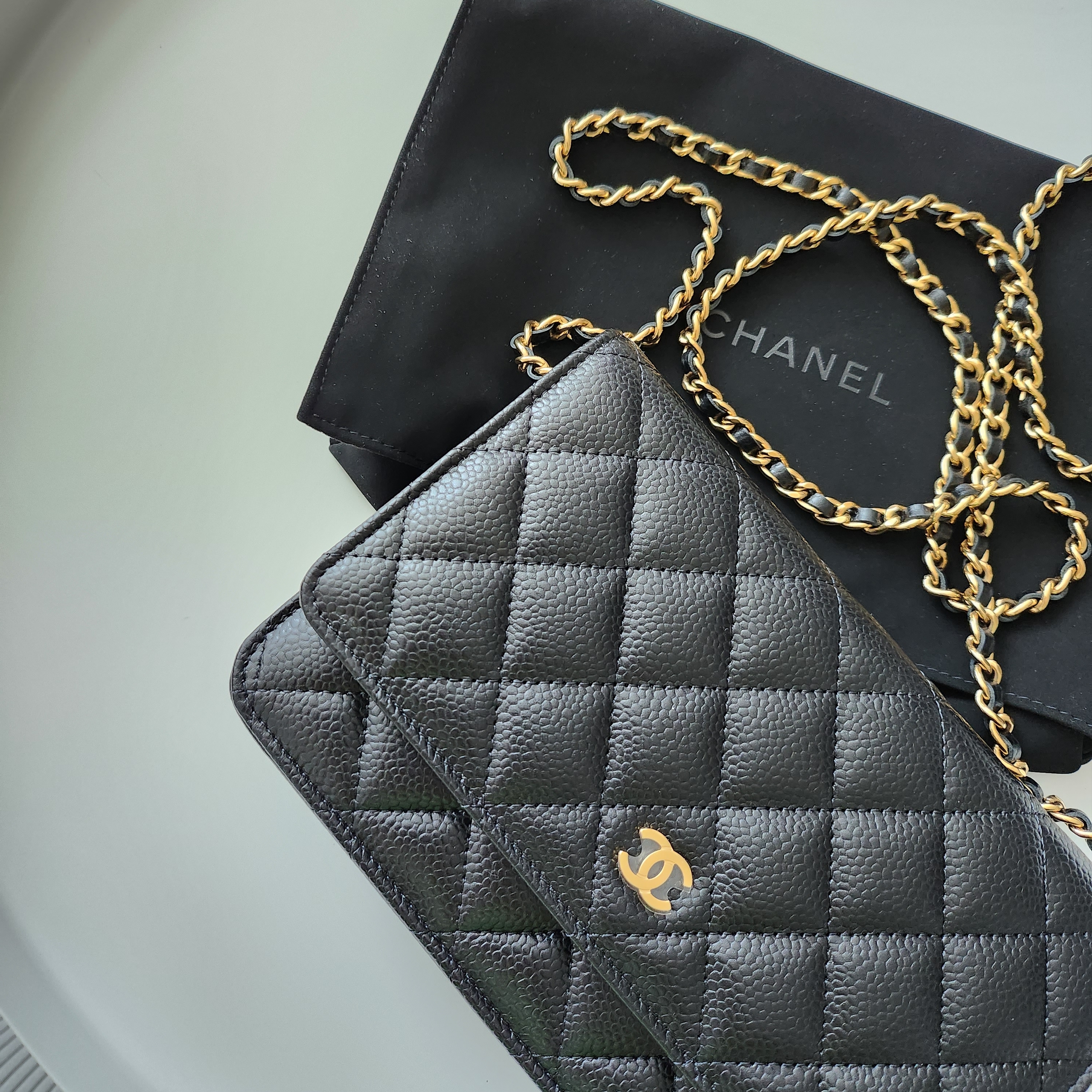 Chanel Classic Wallet On Chain Grained Calfskin & Gold Black 착용 스타일