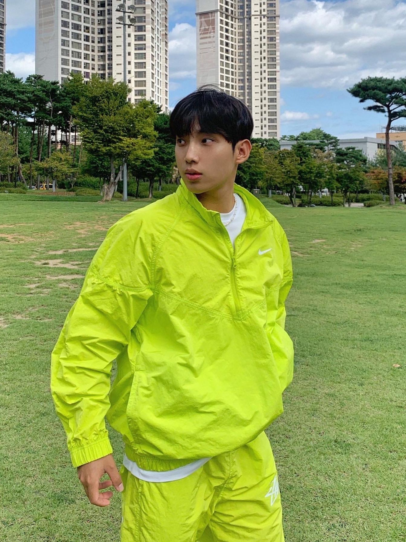 Nike x Stussy Windrunner Jacket Bright Cactus 착용 스타일 - 1