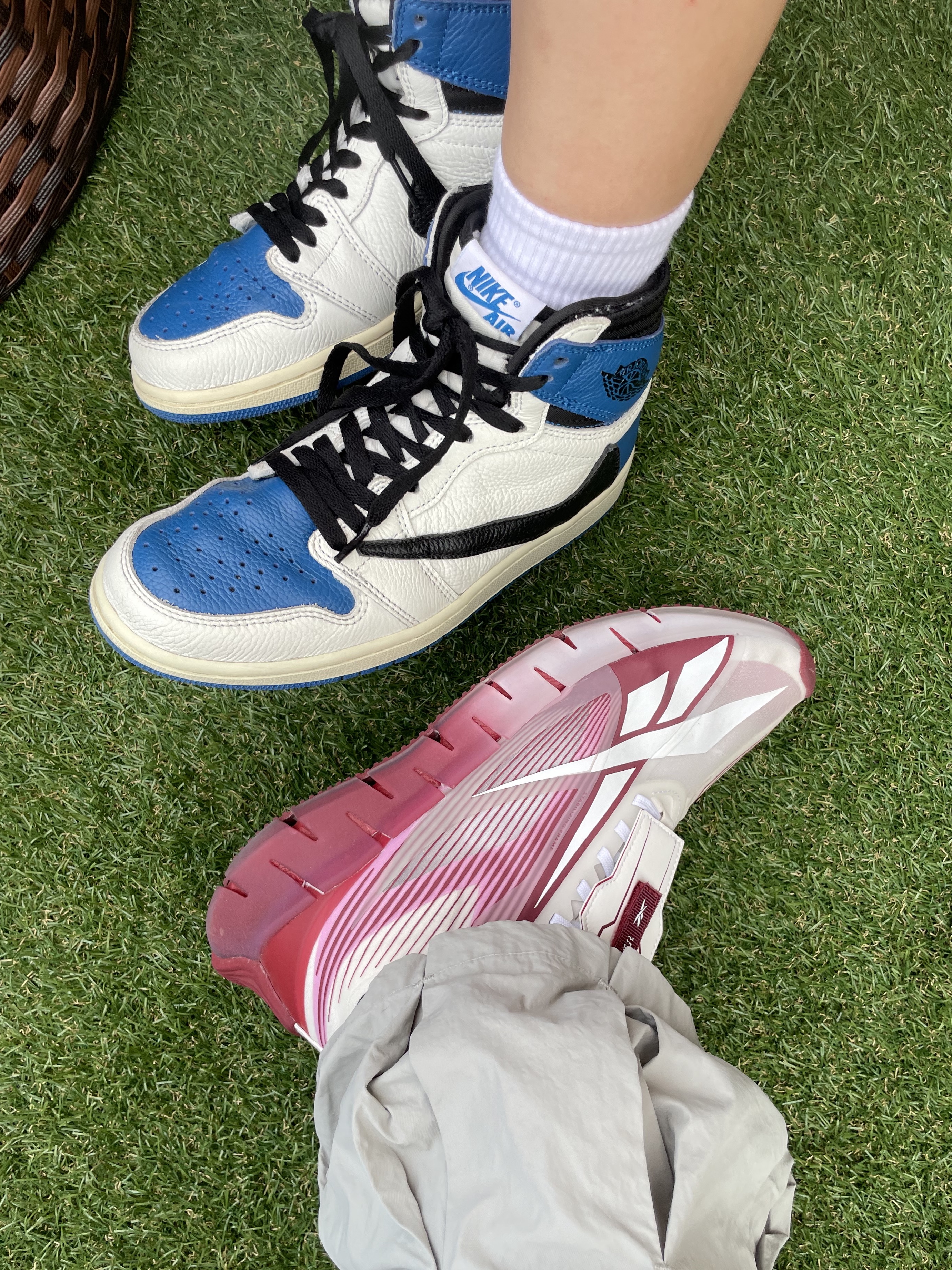 Jordan 1 x Travis Scott x Fragment Retro High OG SP Military Blue, Apple Watch Nike Series 7 41mm GPS Midnight Aluminum Case with Nike Sport Band Anthracite Black (Korean Ver.) 착용 스타일 - 4