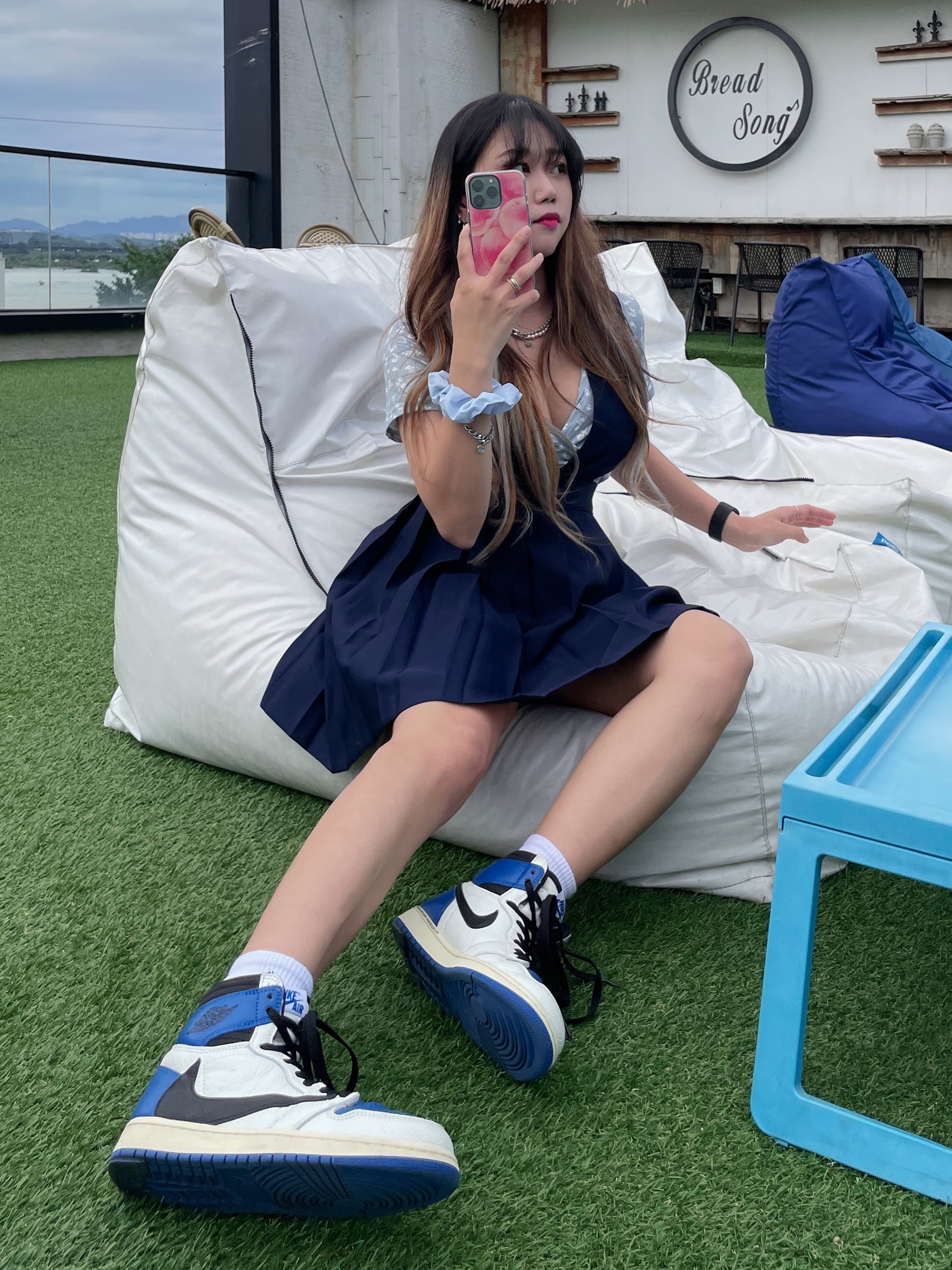 Jordan 1 x Travis Scott x Fragment Retro High OG SP Military Blue, Apple Watch Nike Series 7 41mm GPS Midnight Aluminum Case with Nike Sport Band Anthracite Black (Korean Ver.) 착용 스타일 - 3