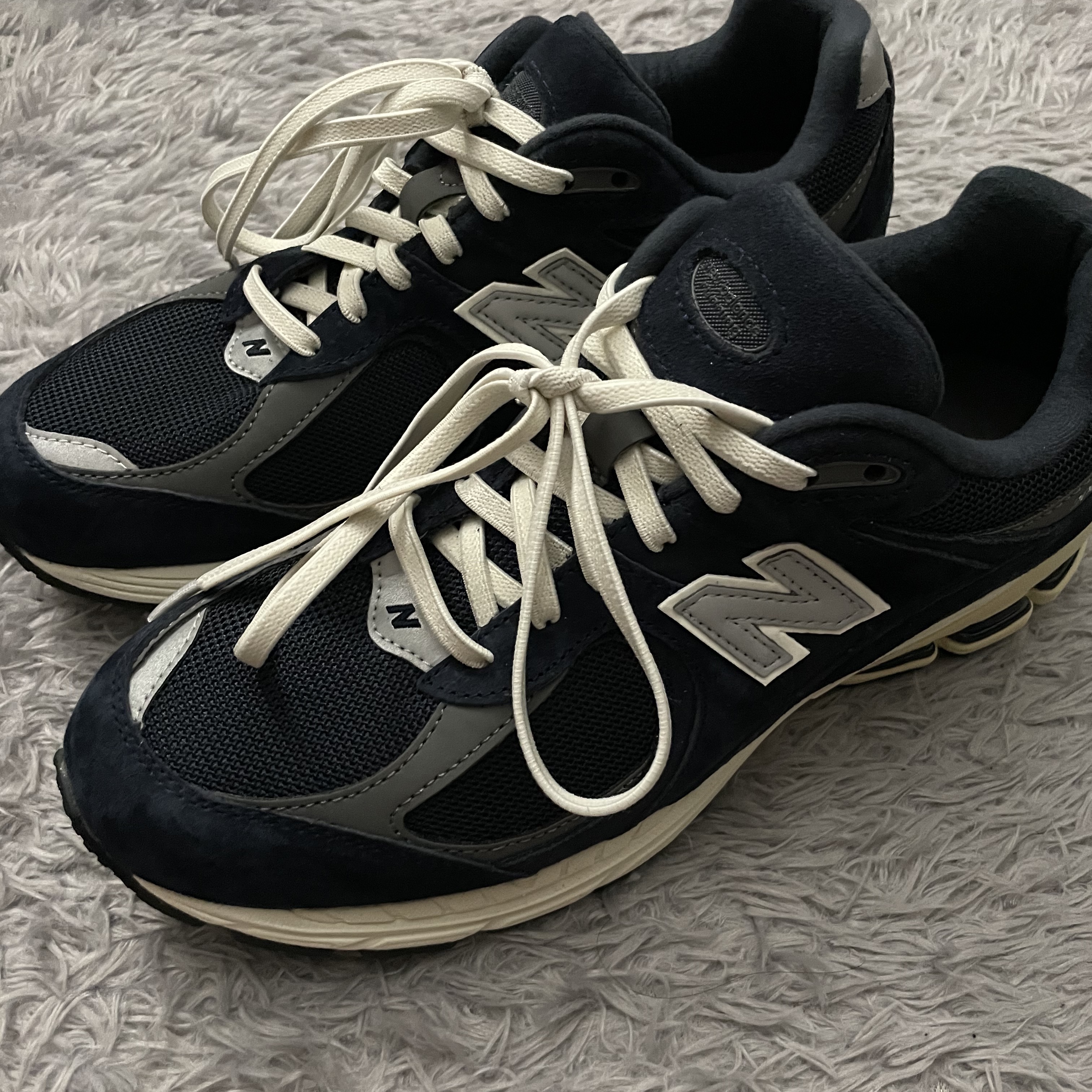 New Balance 2002R Eclipse Castlerock 착용 스타일