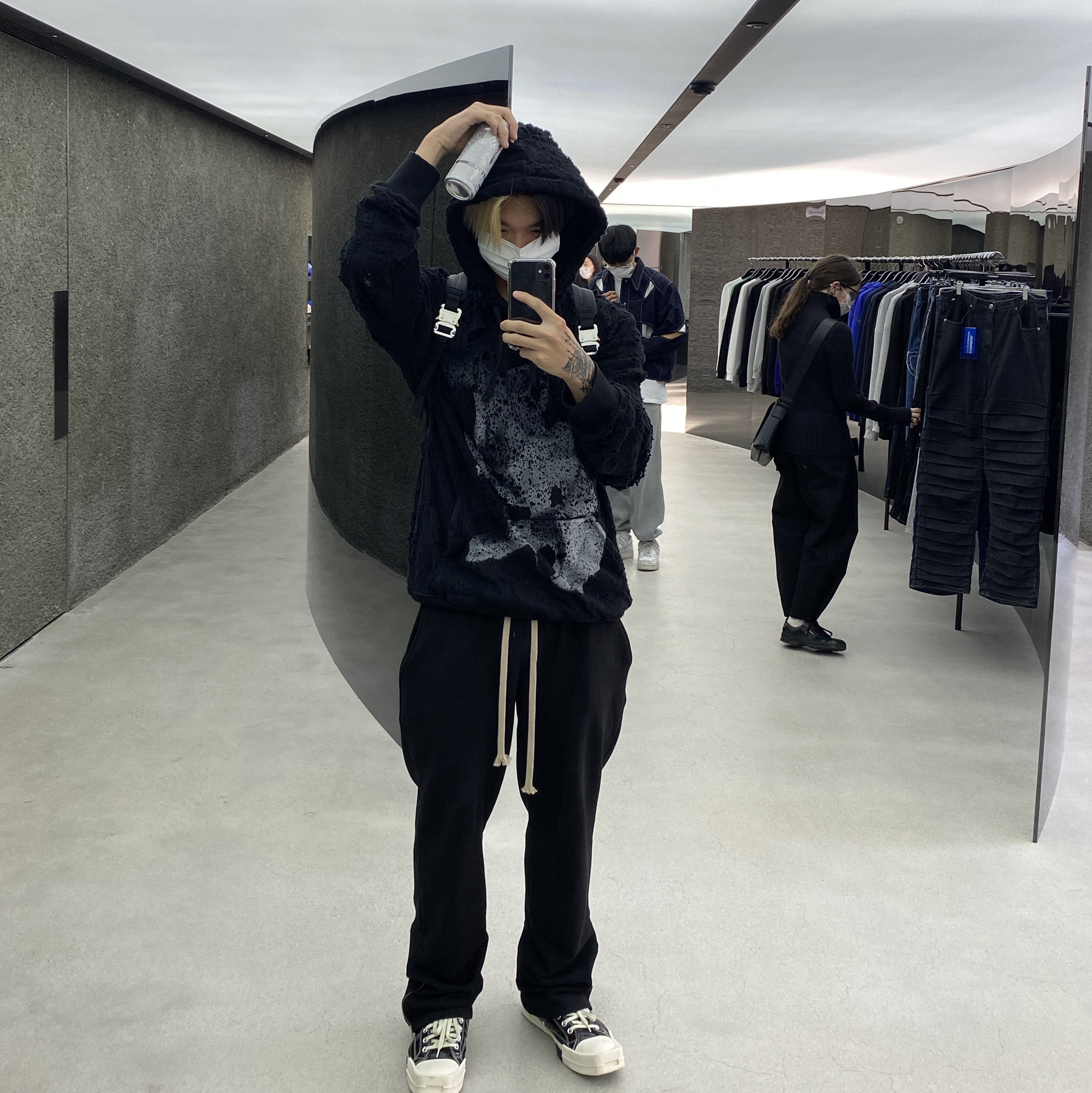 Converse x Drkshdw Turbodrk Chuck 70 Hi Black Lacquered Denim 착용 스타일 - 2