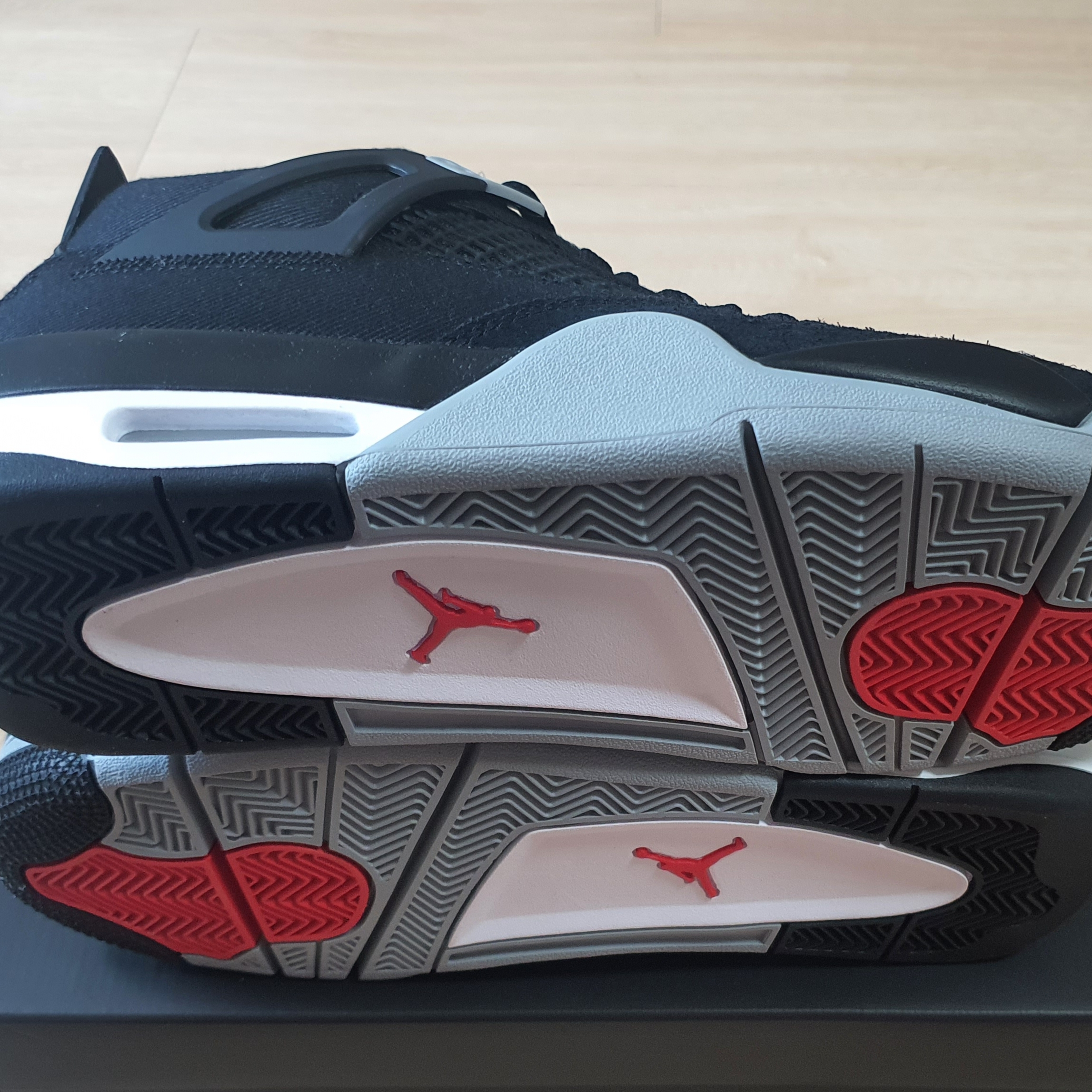 Jordan 4 Retro SE Black and Light Steel 착용 스타일 - 2