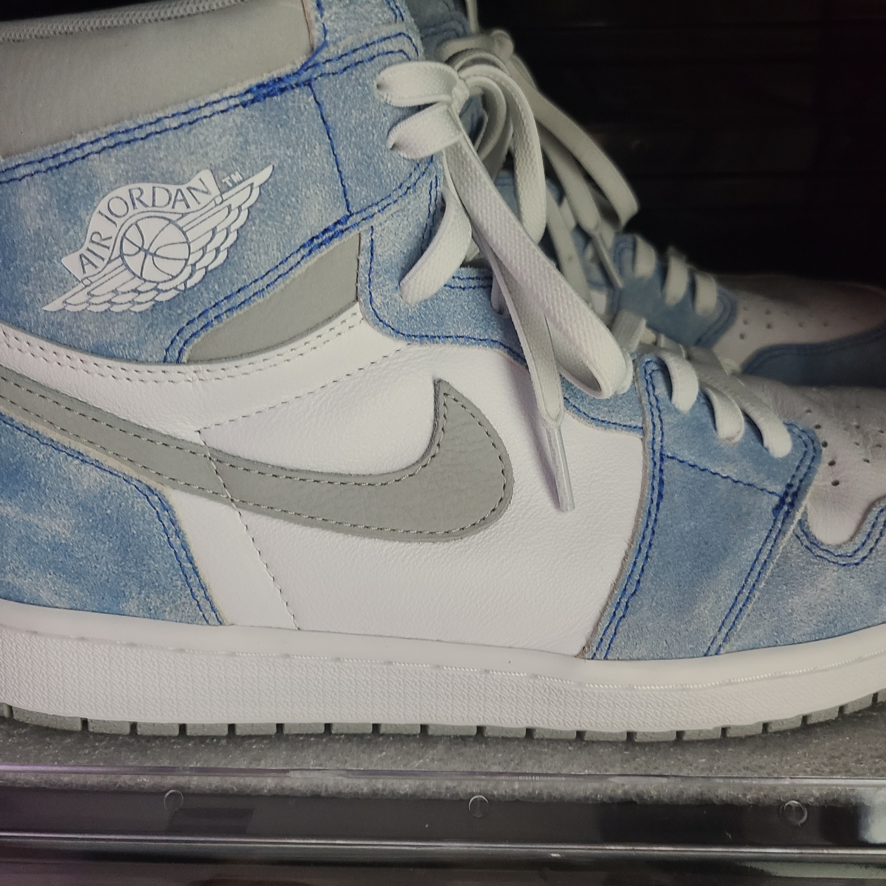 Jordan 1 Retro High OG Hyper Royal 착용 스타일