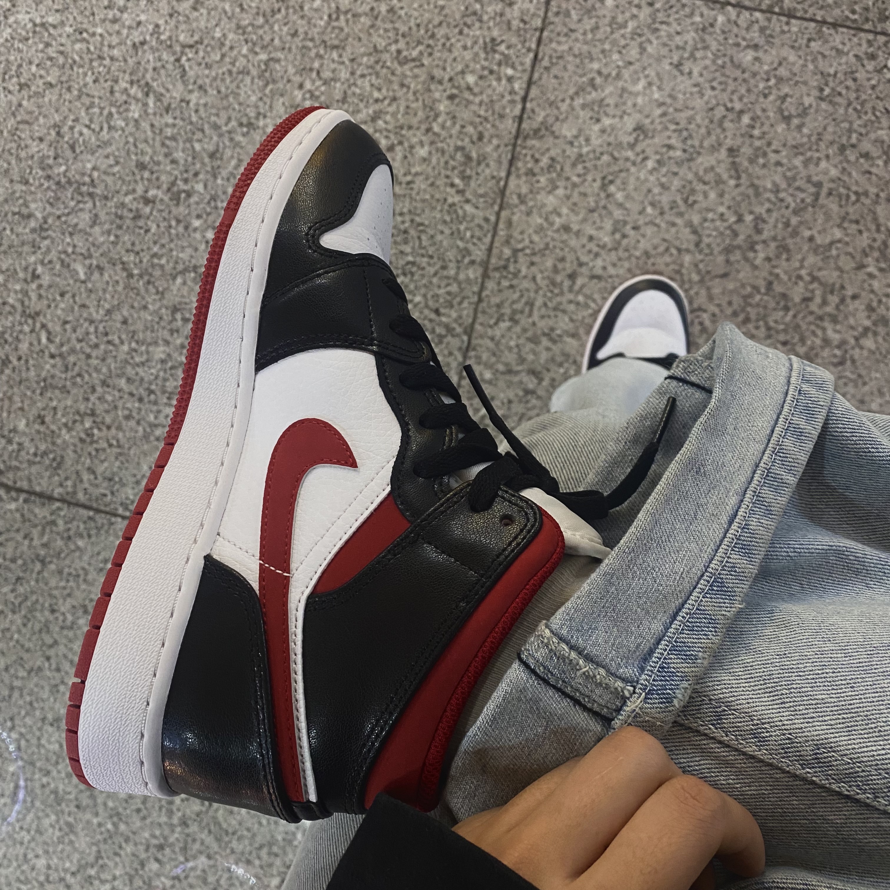 (GS) Jordan 1 Mid Gym Red Black White 착용 스타일 - 2