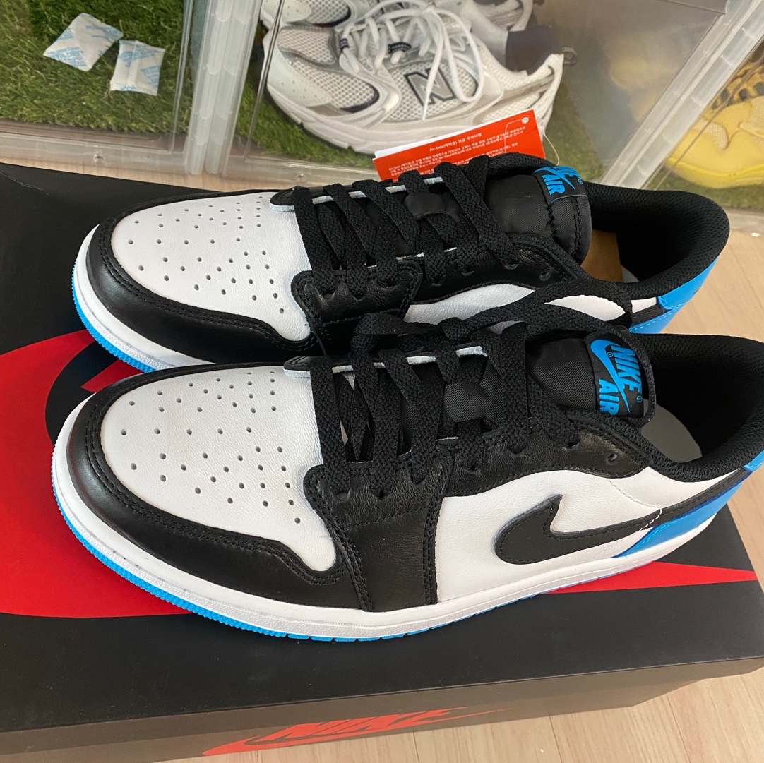 Jordan 1 Retro Low OG Black and Dark Powder Blue 착용 스타일 - 2