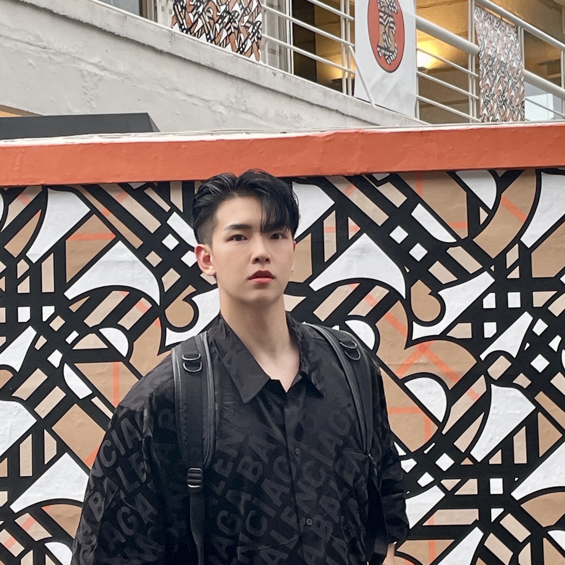 Balenciaga Defender Sneakers Black 착용 스타일 - 2
